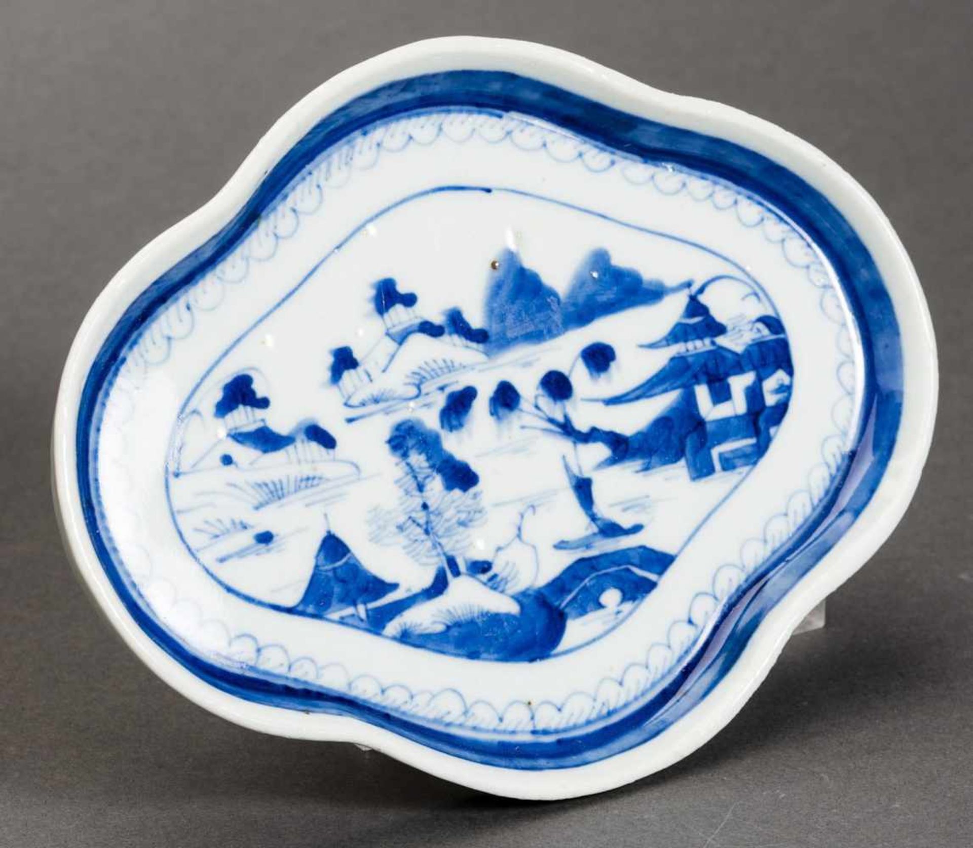 FLAT PLATE Blue-white porcelain. China, Qing Dynasty, 19th cent. Fourfold lobed plate on a perfectly - Bild 4 aus 5