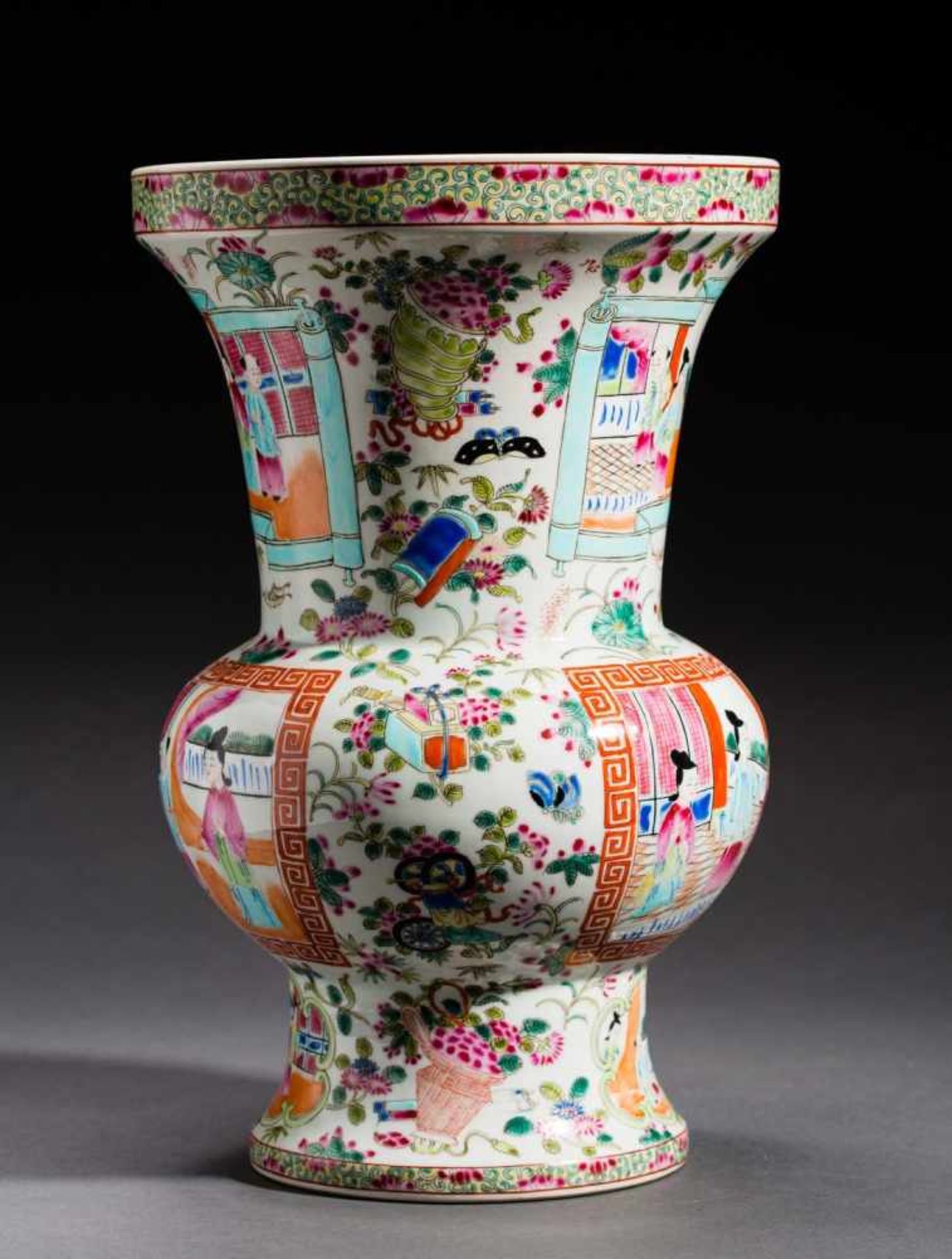 VASE WITH COURTLY SCENE Porcelain with color enamel painting. China, Striking is the large, - Bild 3 aus 5