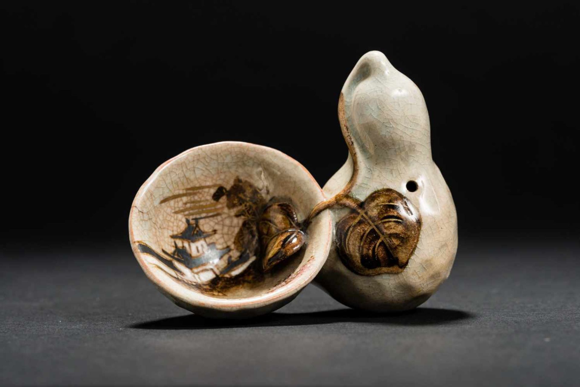 WATER DROPPER AND WATER BOWL Glazed stoneware. China, late Qing Dynasty to Republic A bottle