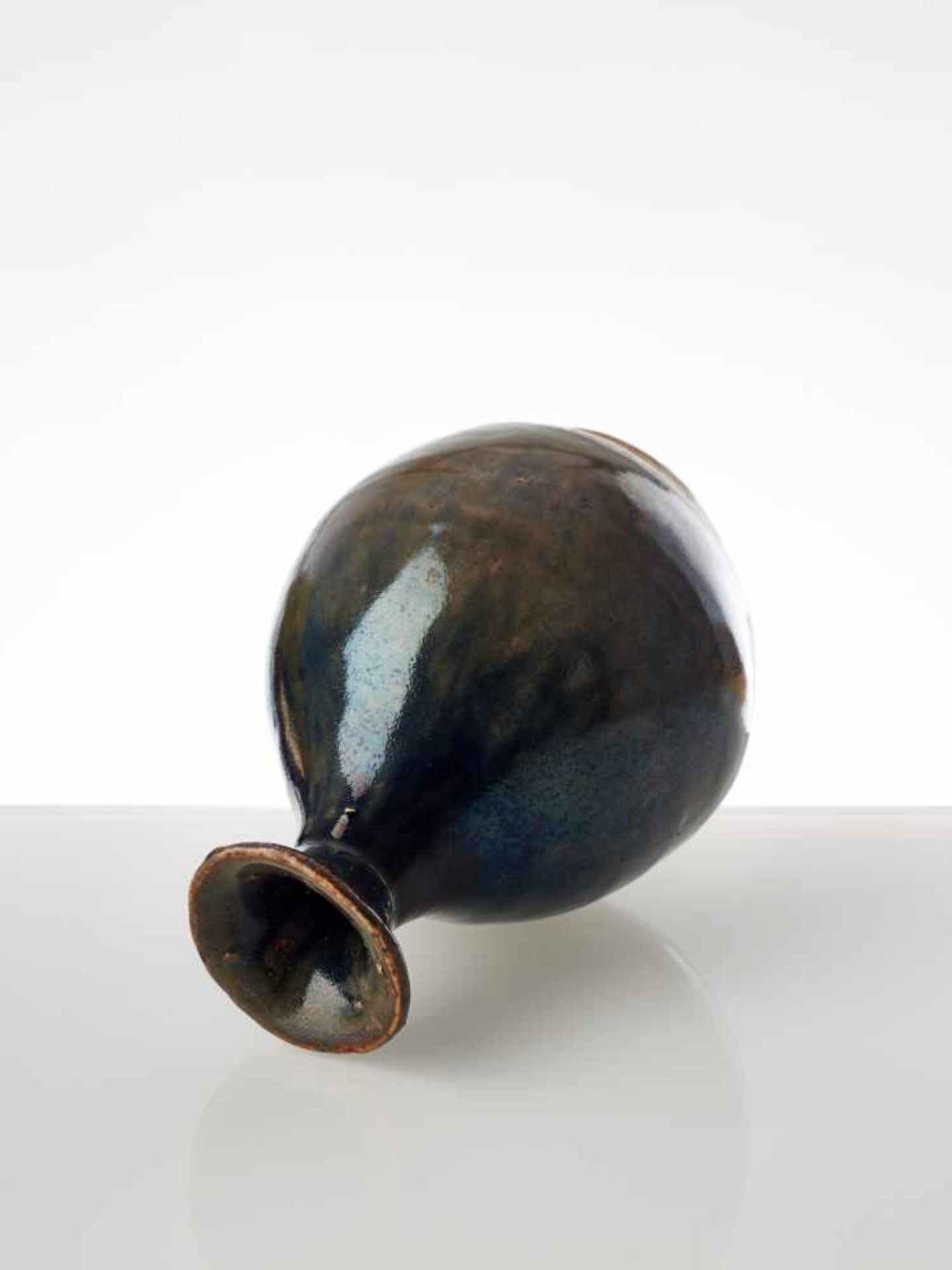 BOTTLE-SHAPED VASE Glazed ceramic. China, possibly Song, 13th cent. to after Blue-black glaze with - Bild 5 aus 6
