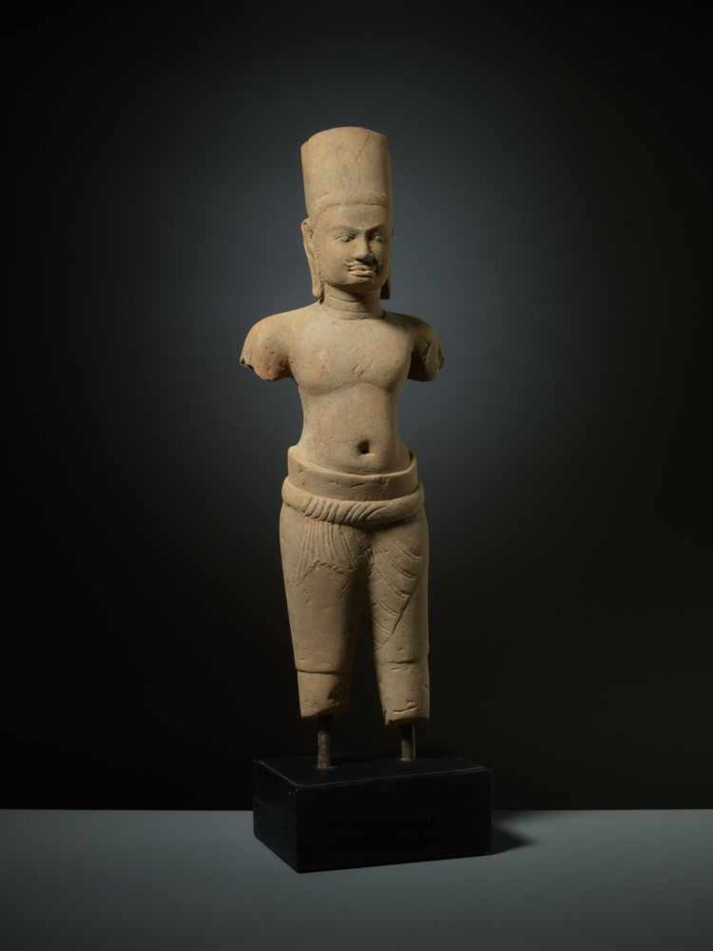 VISHNU THE PRESERVER Sandstone. Khmer, Old Khmer Kingdom, probably pre-Angkor, ca. 8th cent. Rare, - Bild 3 aus 6