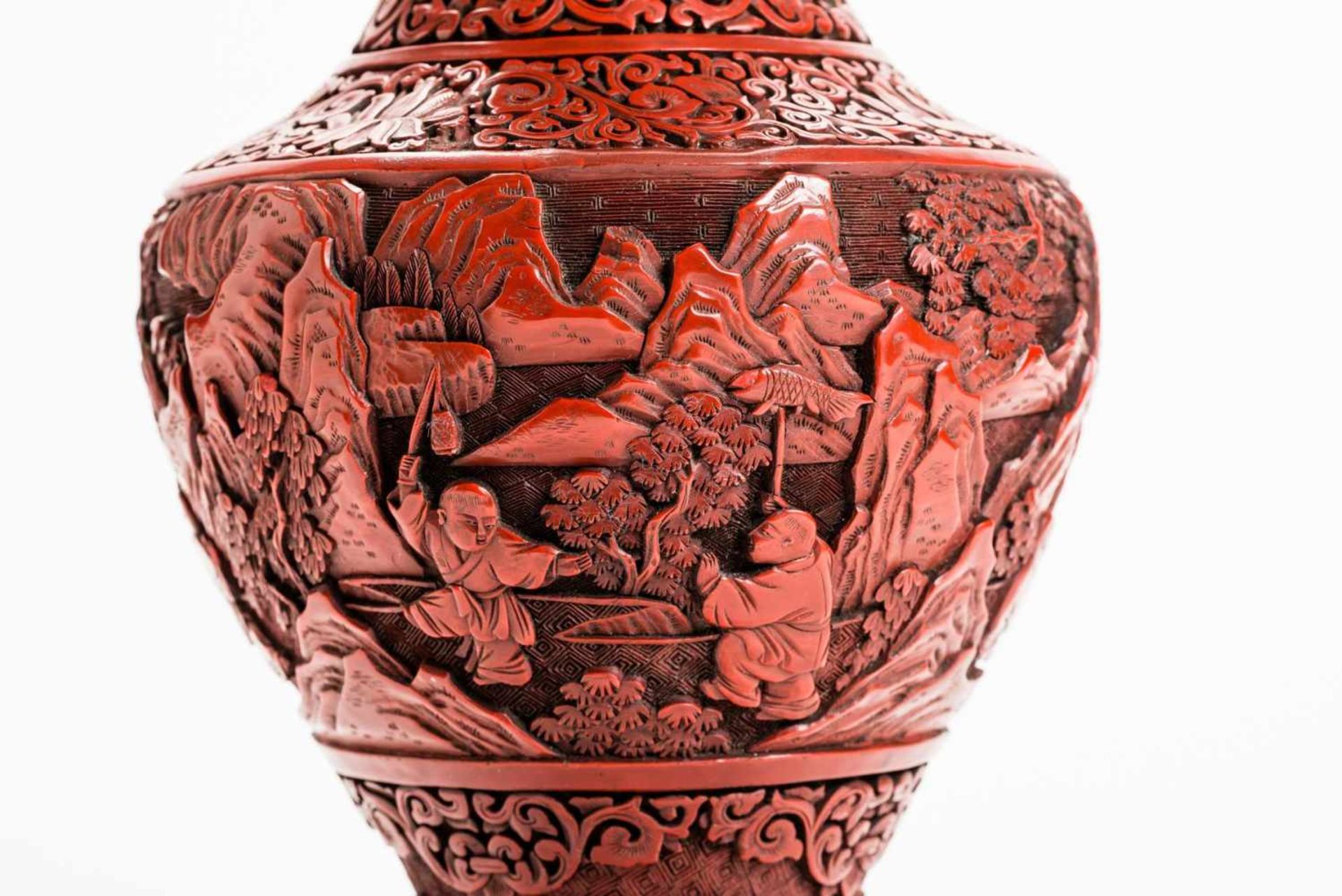 VASE WITH CARVED RED LACQUER Red lacquer, metal. China, Qing Dynasty Very compact with floral and - Bild 7 aus 8