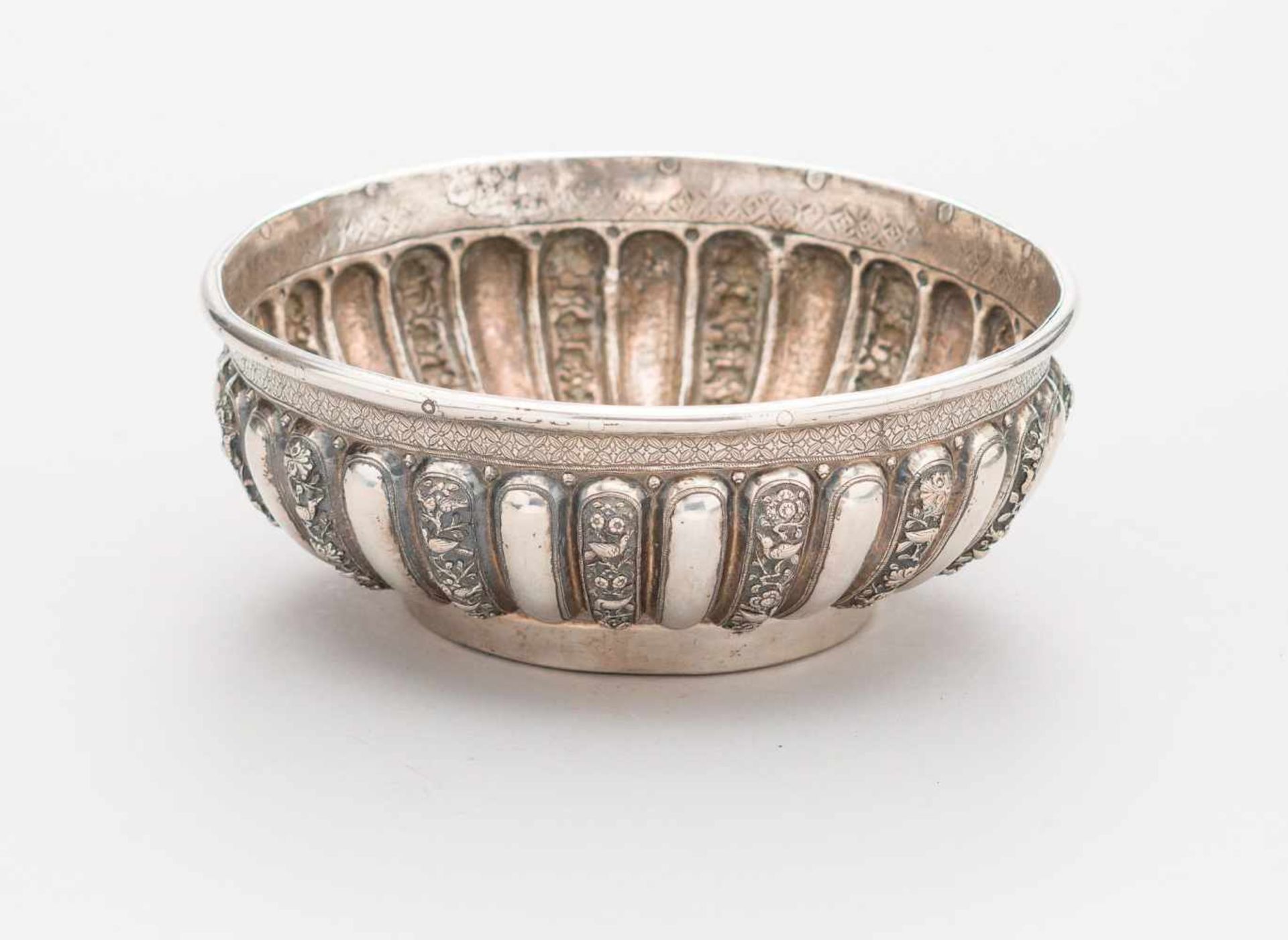 A SILVER BOWL Silver. Indonesien, Bali, about 1900 A powerfully crafted bowl on a conic foot