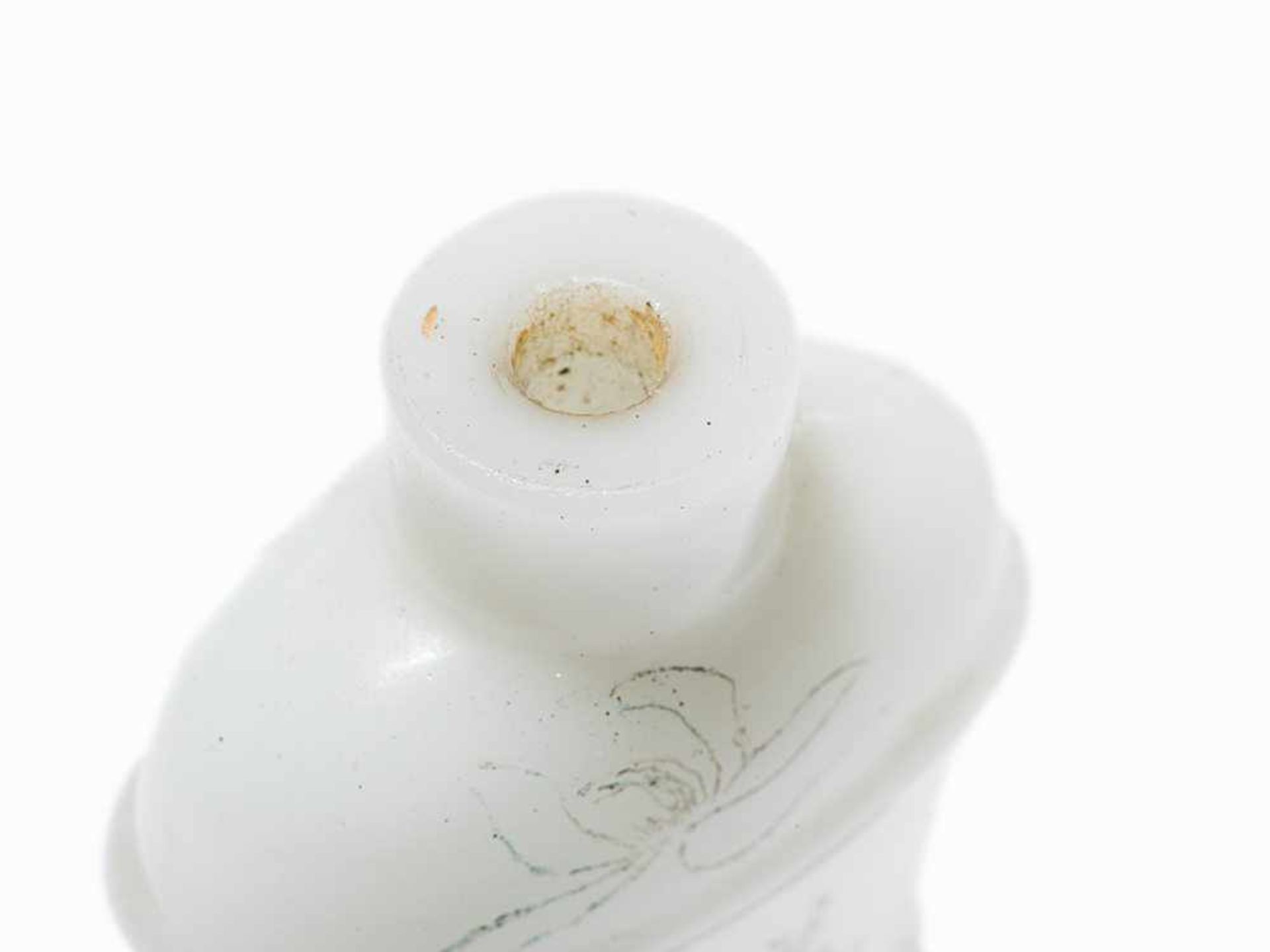 SNUFF BOTTLE WITH INCISED DECORATION Milk glass, quartz. China, Republic period, early 20th - Image 4 of 7