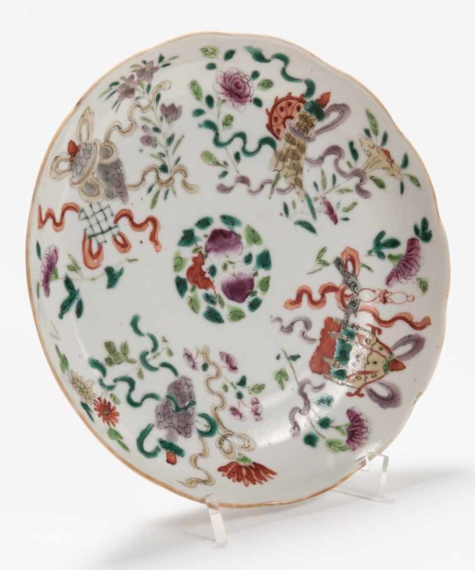 A GROUP OF THREE DECORATIVE AND COLORFUL PLATES Porcelain and enamel colors. China, Qing, - Bild 9 aus 10