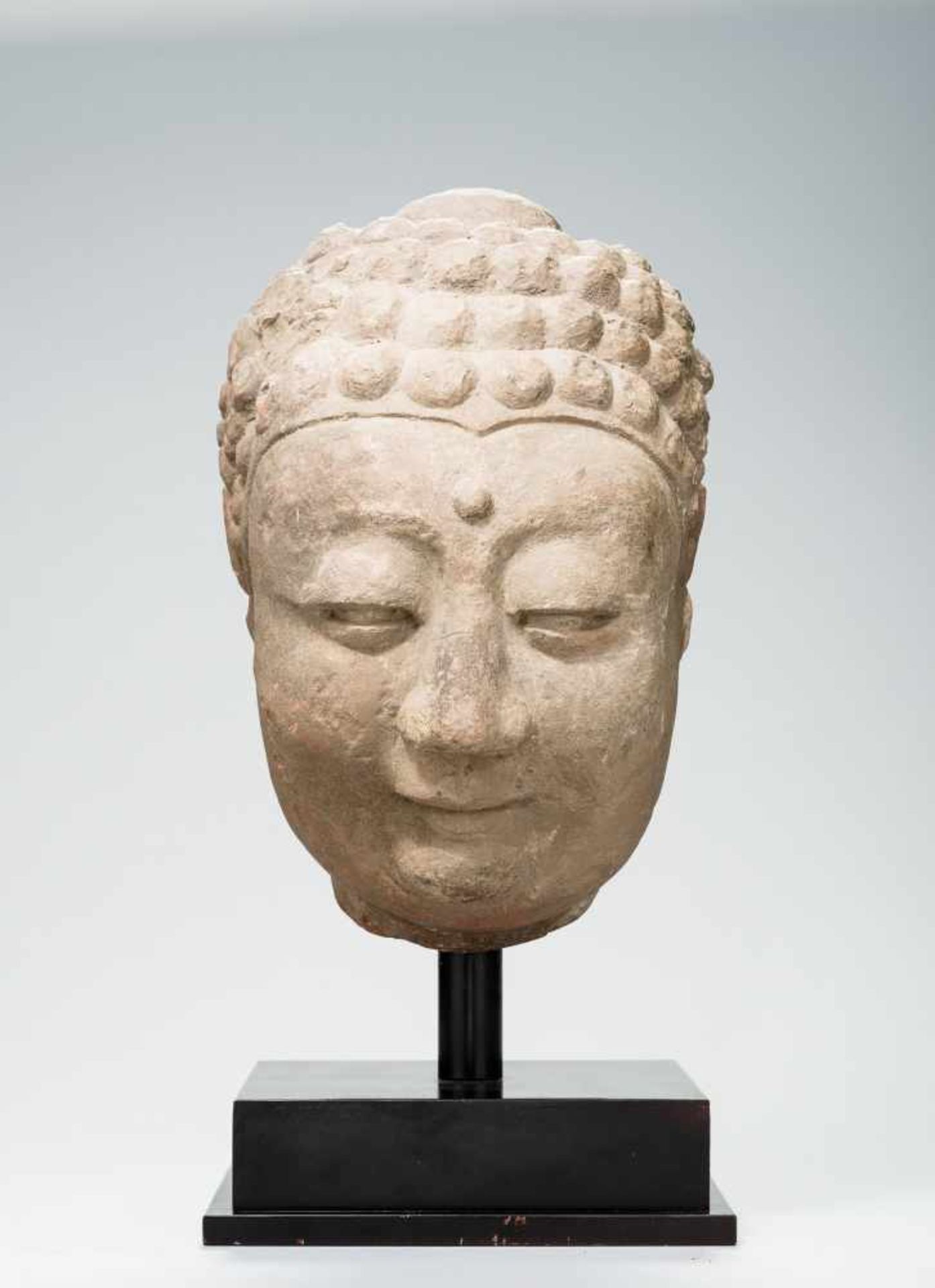 A LARGE HEAD OF A BUDDHA Red sandstone. China, Song Dynasty, approx. 12th / 13th century A rare - Image 2 of 3