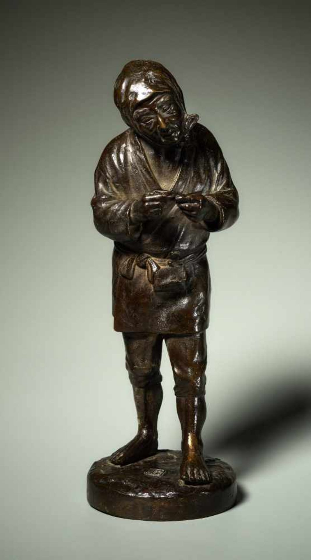 STANDING FARMER WITH KISERU Bronze. Japan, Meiji Period (1868 – 1912) Barefoot standing farmer - Image 2 of 5