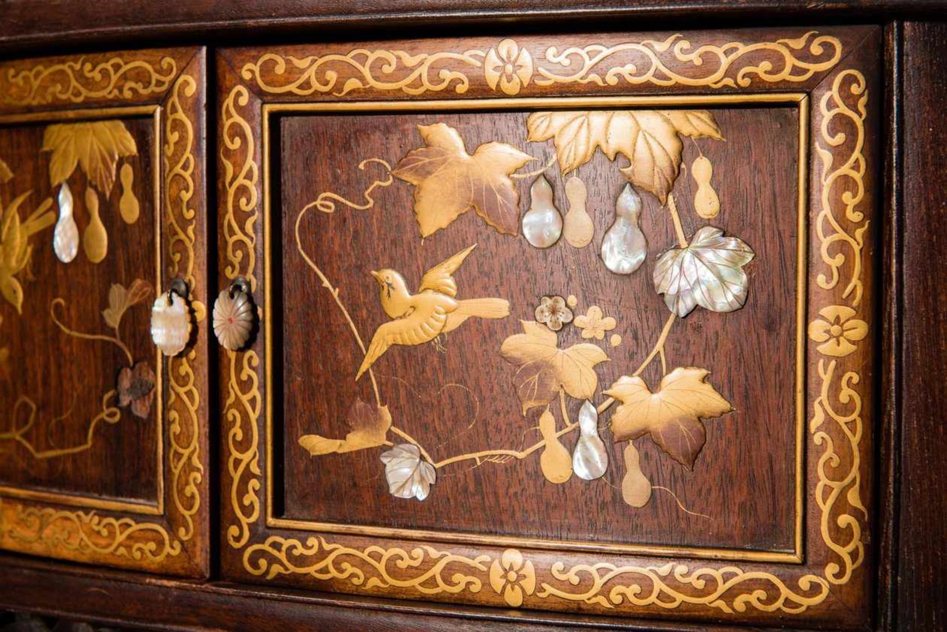 A FINE LACQUERED SHIBAYAMA CORNER CABINET Lacquered wood with inlays of ivory and mother of pearl. - Image 2 of 7