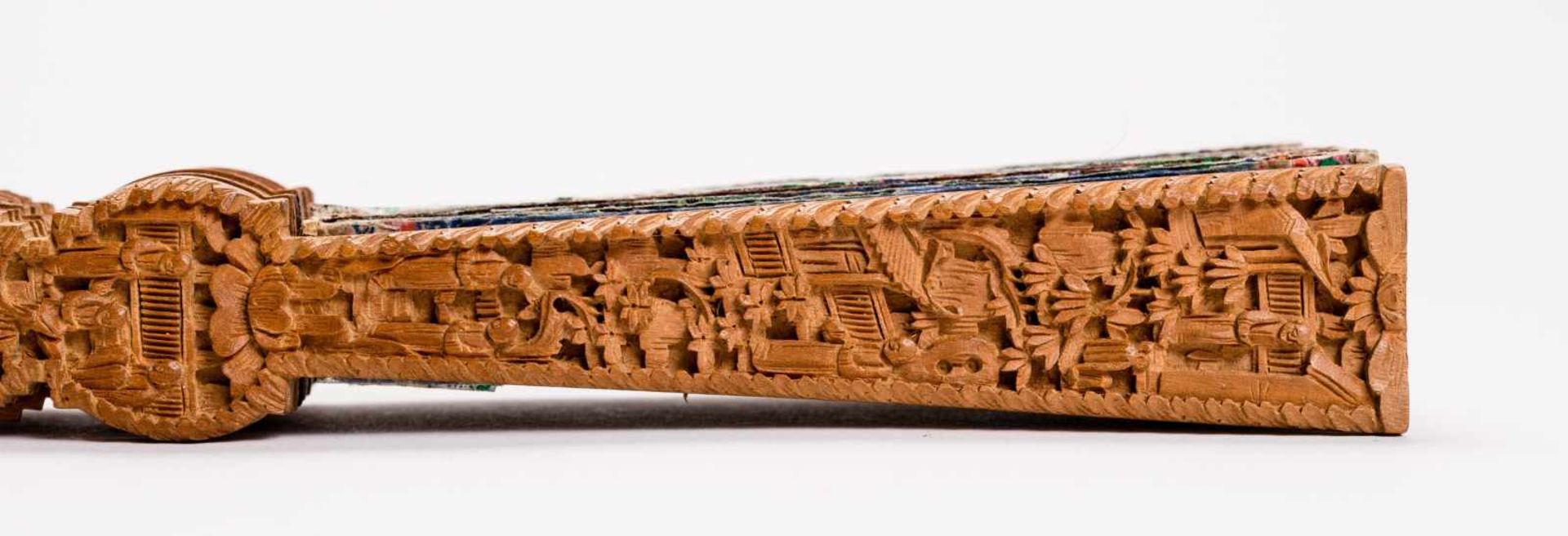 MANDARINE FOLDING FAN WITH FIGURATIVE SCENES Gouache, silk, ivory, wood. China, late Qing Dynasty ( - Image 4 of 7