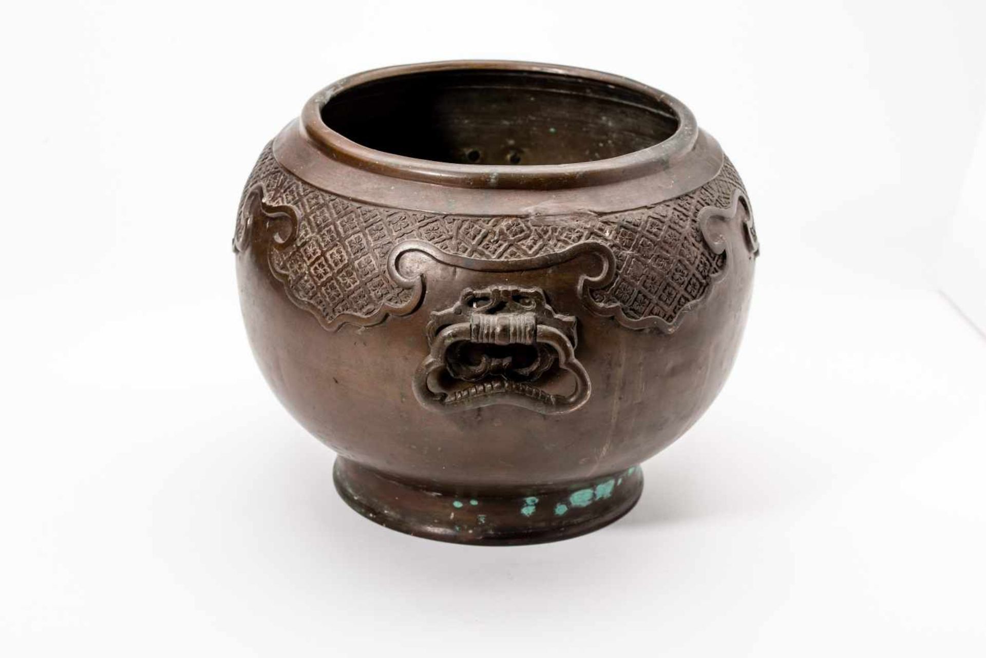 JAPANESE ARCHAIC BRONZE POT Bronze. Japan, Meiji Period Raised on a low flared foot, with a framed - Bild 4 aus 5