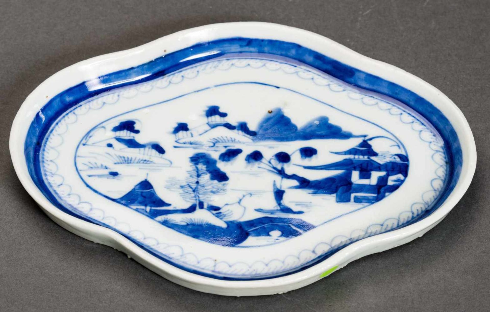 FLAT PLATE Blue-white porcelain. China, Qing Dynasty, 19th cent. Fourfold lobed plate on a perfectly