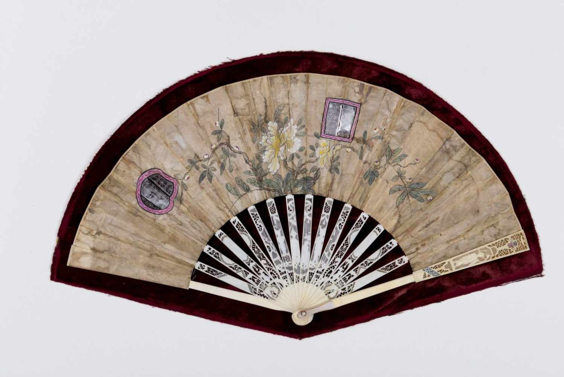 FOLDING FAN WITH COLORFUL GARDEN PARTY Painting, tortoise shell, silk, bone and ivory. China, - Image 2 of 2