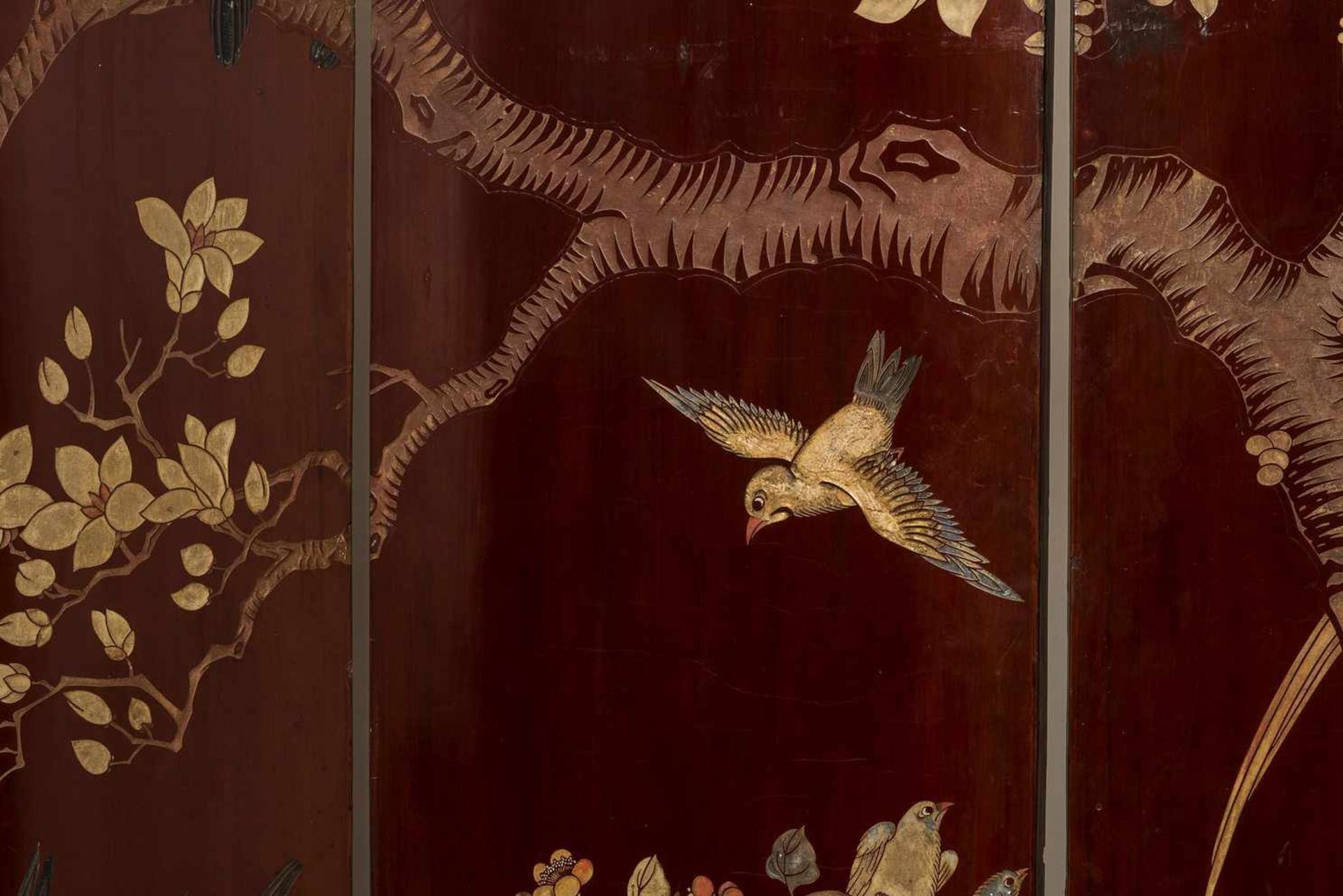 LARGE SIX-PART KOROMANDEL SCREEN DEPICTING AN IMPERIAL SCENE Wood, lacquer techniques. China, - Bild 11 aus 12