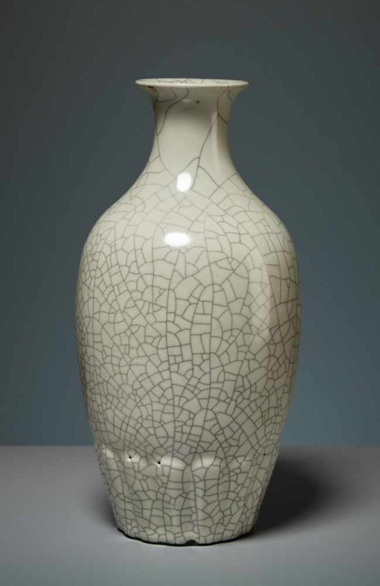 VASE WITH CELADON GLAZE Porcelain. China, Republic, 1st half 20th cent. The particular - Image 4 of 7