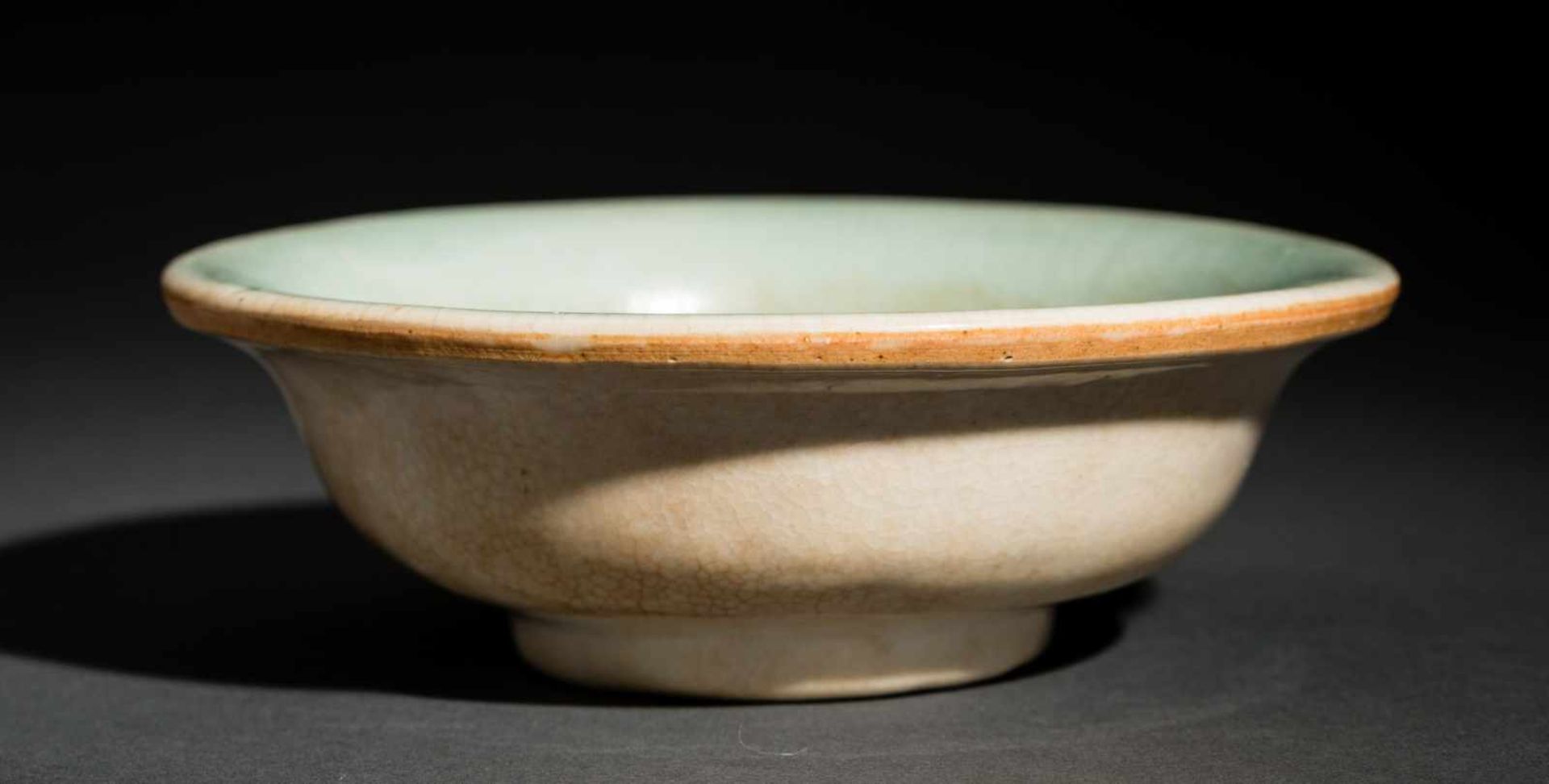 BOWL WITH CRAQUELURE Glazed ceramic. China, Yuan to Ming Solidly built body with curved walls and - Image 4 of 4