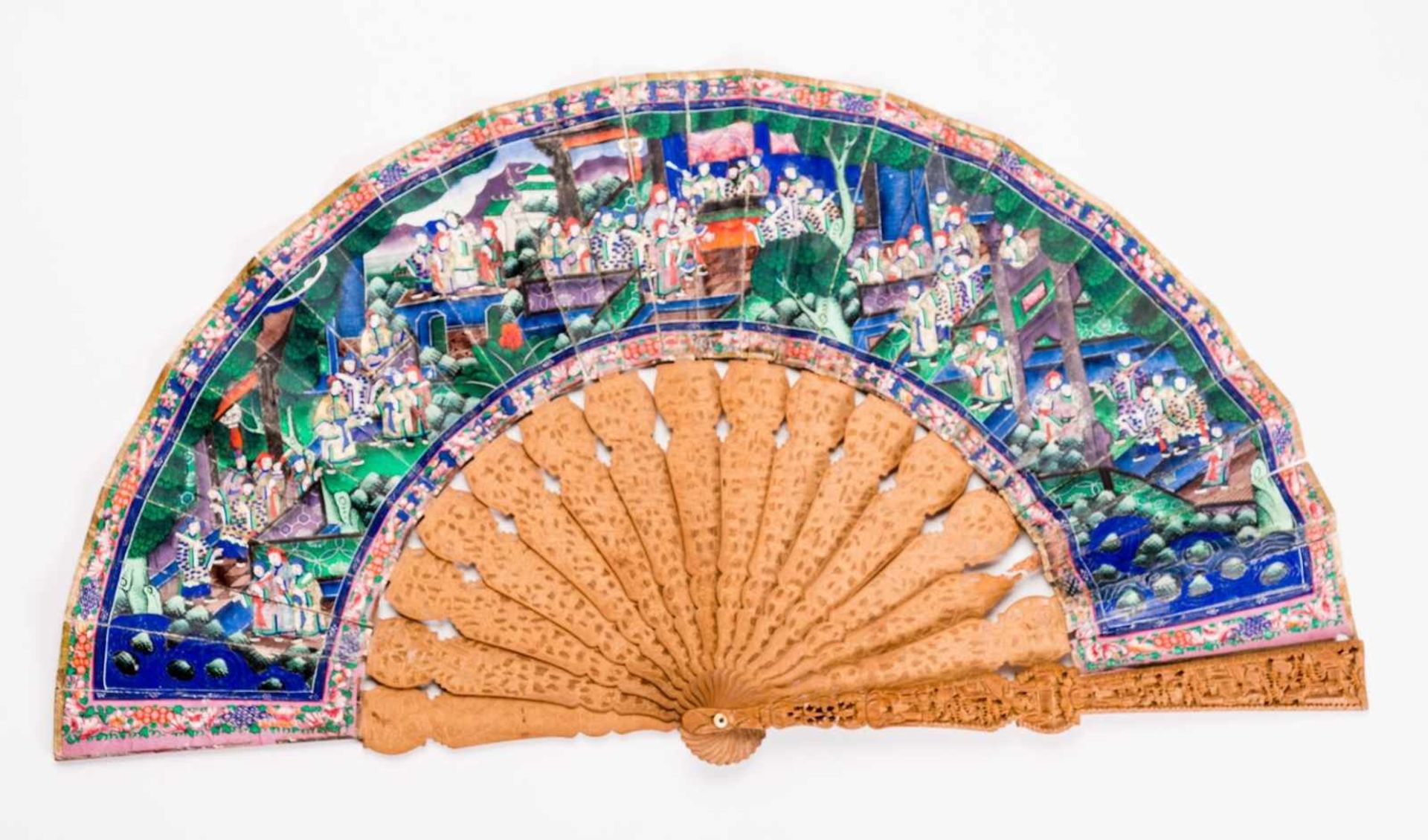 MANDARINE FOLDING FAN WITH FIGURATIVE SCENES Gouache, silk, ivory, wood. China, late Qing Dynasty (