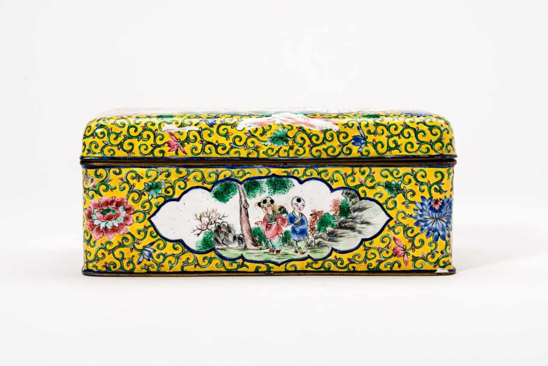 CANTON ENAMEL TEA CADDY Canton enamel. China, Qing Dynasty With figural depictions of court ladies - Image 4 of 8