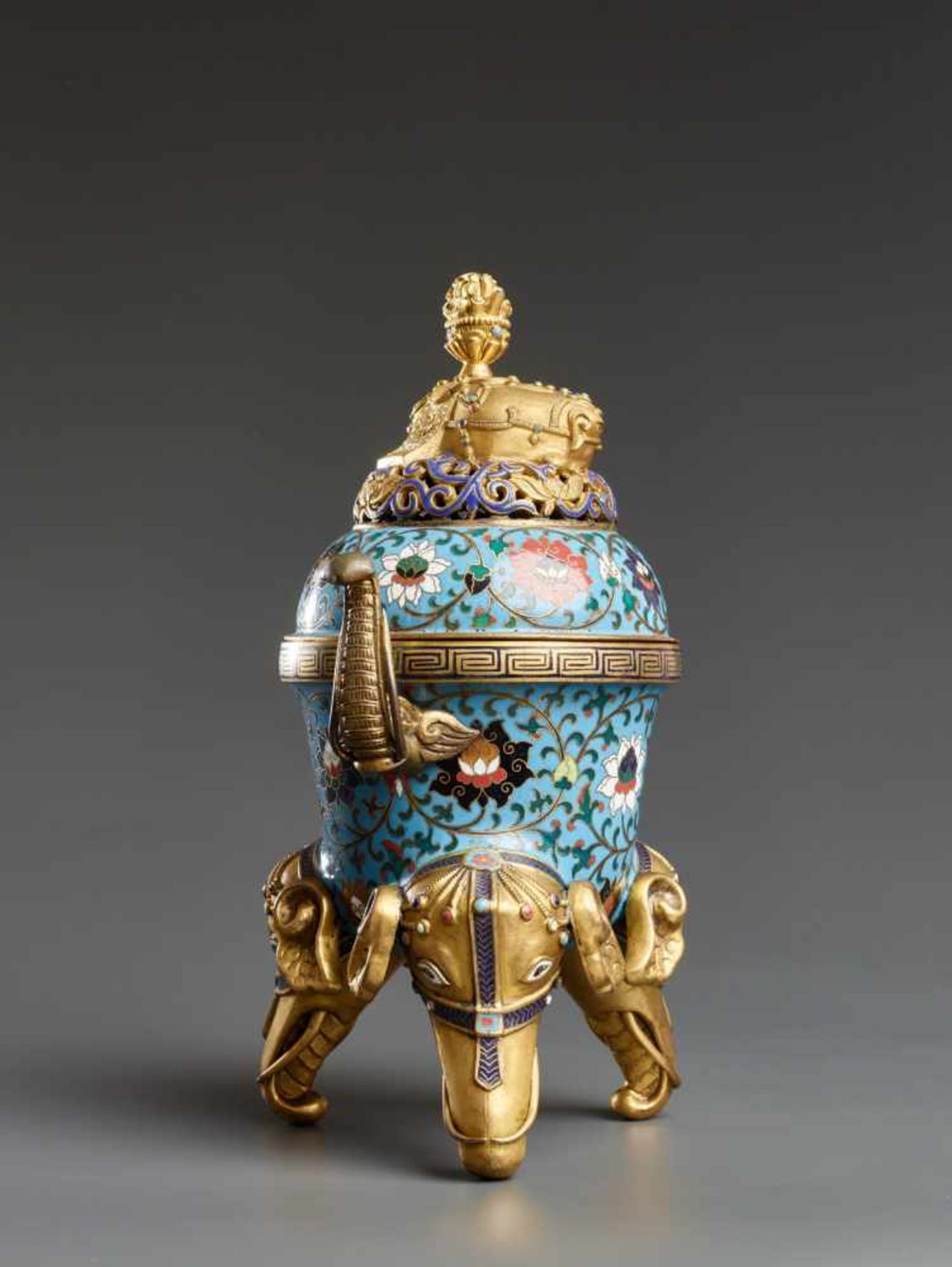 THREE-LEGGED INCENSE VESSEL WITH ELEPHANTS Enamel cloisonné with gilding. China, Qing Dynasty, - Bild 5 aus 9