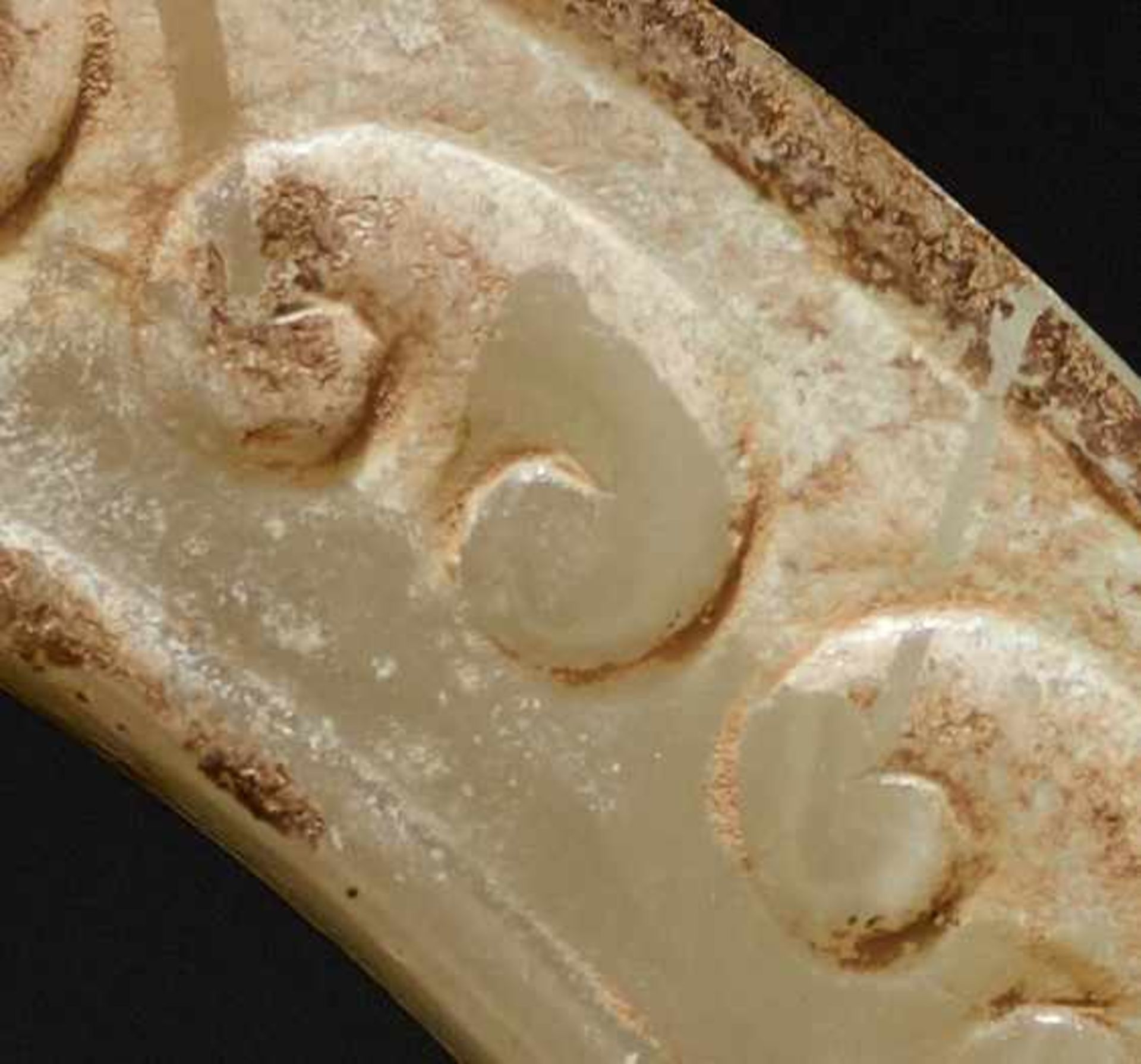 A BEAUTIFUL THIN RING DECORATED WITH DRAGONS AND CLOUD-SHAPED SCROLLS, JUANYUN Jade, China. - Image 6 of 6