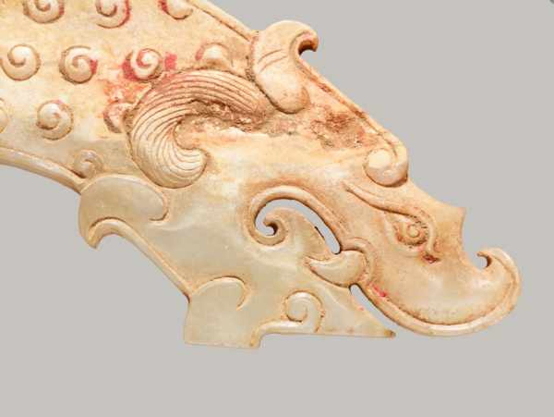 A POWERFUL HUANG ARCHED PENDANT WITH FINELY DETAILED DRAGON HEADS AND A PATTERN OF RAISED CURLS - Image 3 of 8