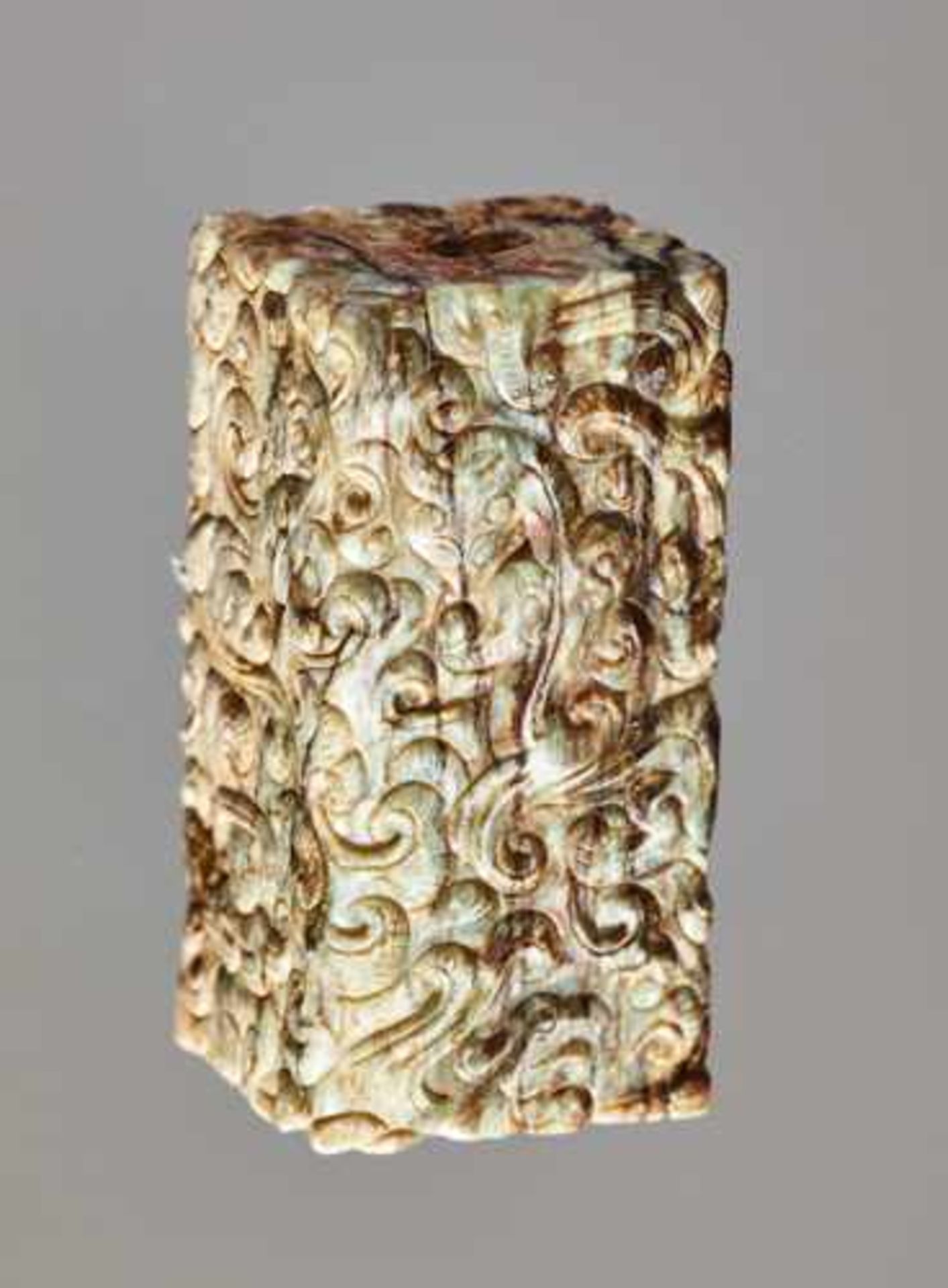 A RARE RECTANGULAR BEAD COVERED WITH AN INTRICATE PATTERN OF IMMORTALS AND MYTHICAL CREATURES - Image 8 of 13