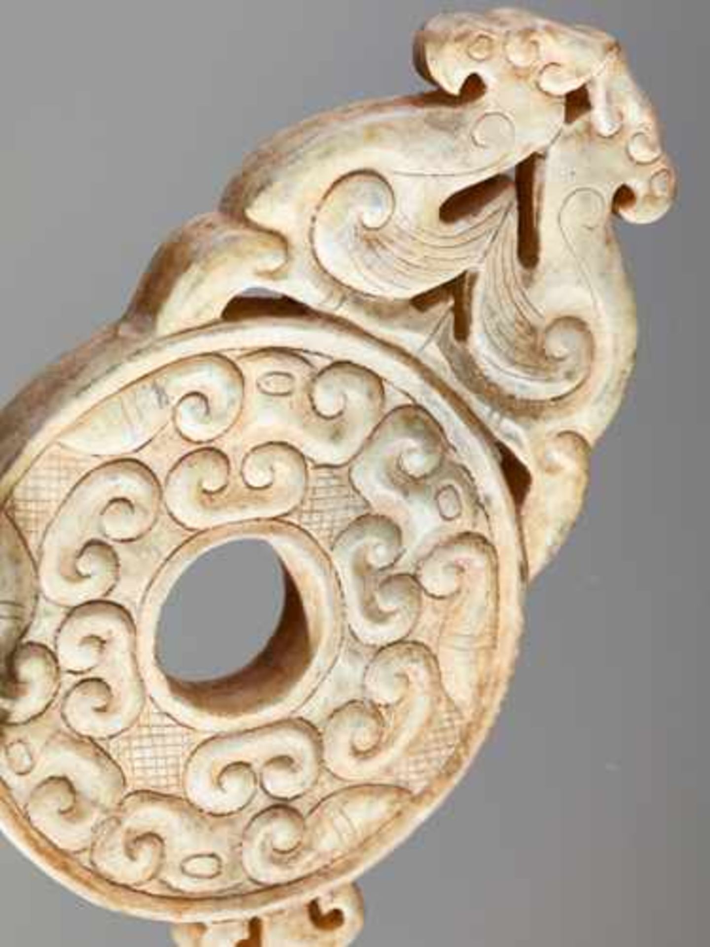 AN ATTRACTIVE SMALL DISC ORNAMENT EMBELLISHED WITH OPENWORK PHOENIXES ON TOP Jade, China. Eastern - Image 4 of 6