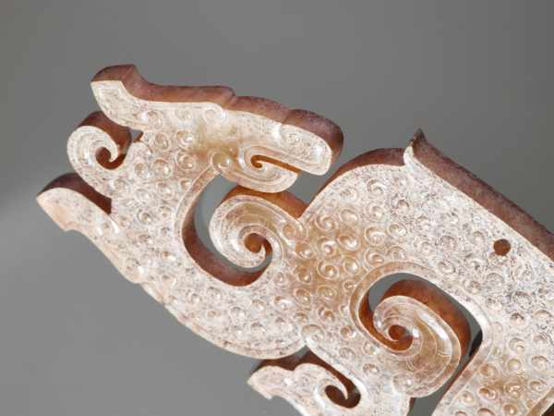 AN ELABORATE DRAGON-SHAPED PENDANT WITH CURLED APPENDAGES Jade, China. Eastern Zhou, 5th - 4th - Image 4 of 4