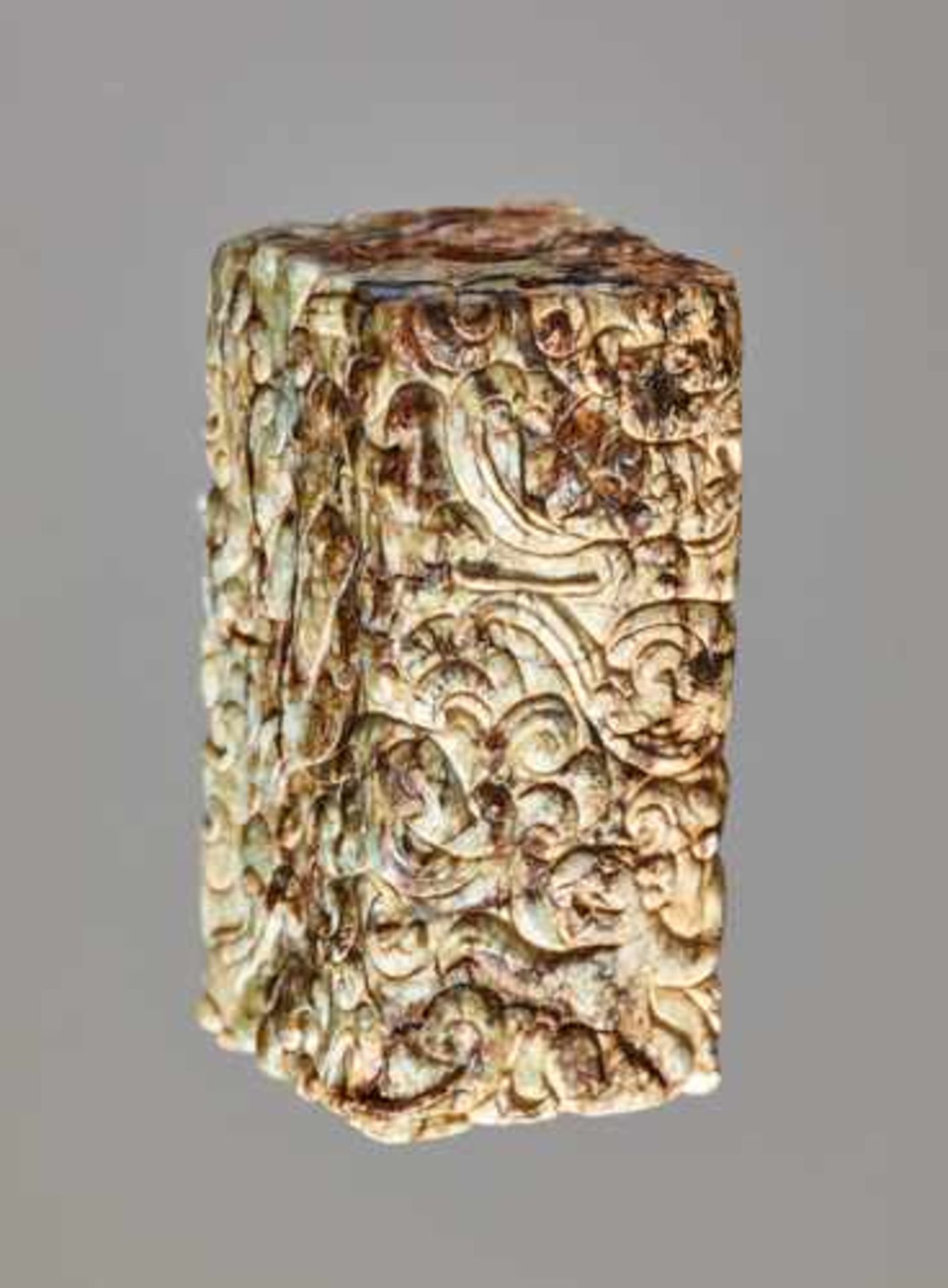 A RARE RECTANGULAR BEAD COVERED WITH AN INTRICATE PATTERN OF IMMORTALS AND MYTHICAL CREATURES - Image 6 of 13
