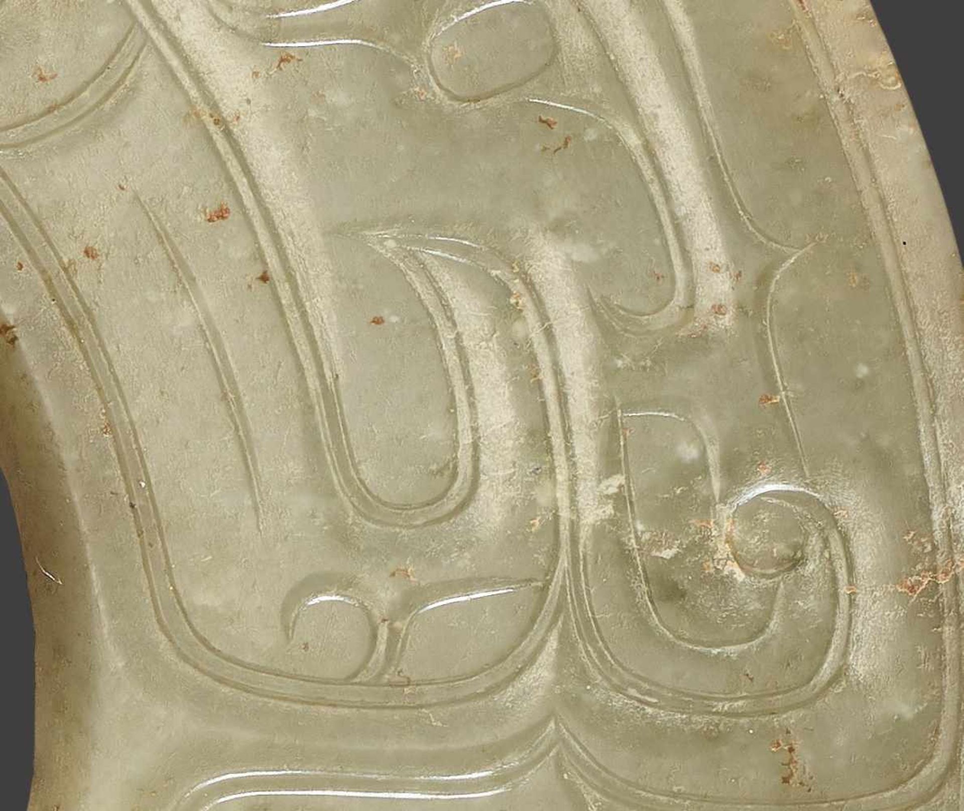 A LARGE DISC IN LIGHT GREEN JADE WITH A DOUBLE ONELEGGED DRAGON (KUI) DESIGN Jade, China. Late - Image 5 of 6