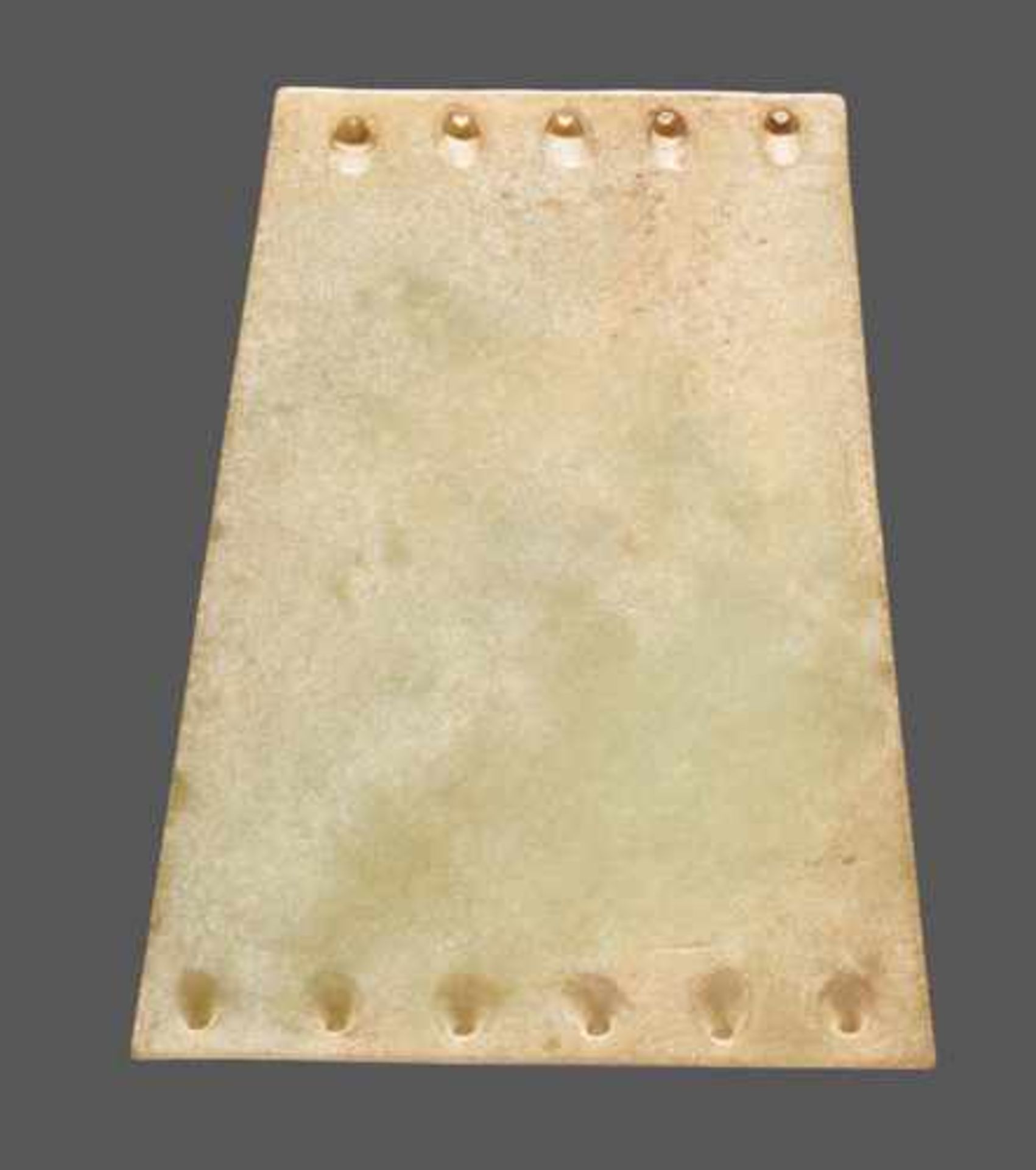 A RARE TRAPEZOIDAL ORNAMENTAL PLAQUE (TIXINGPAI) DECORATED WITH ELEGANT SCROLLS Jade, China. Late - Image 2 of 5