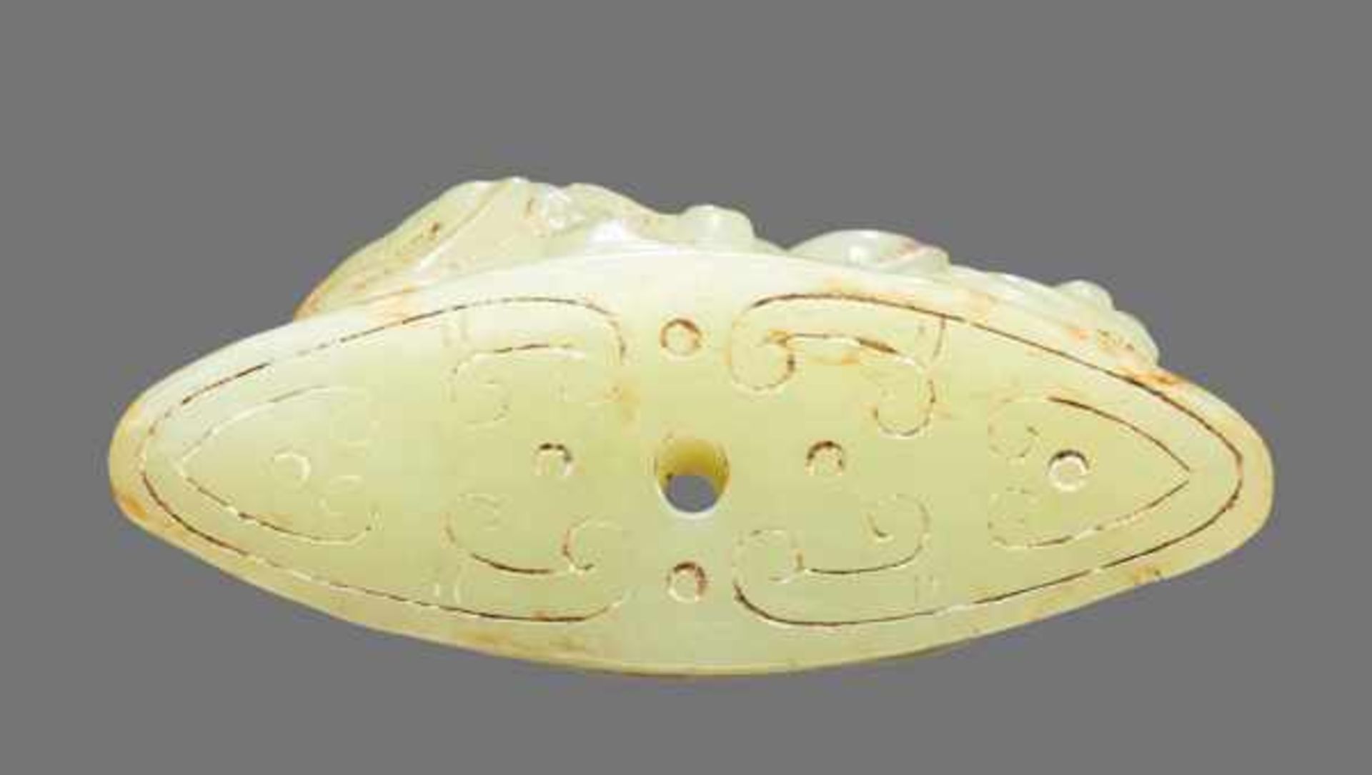 AN UNUSUAL GREEN JADE SCABBARD CHAPE WITH SCULPTURAL CHI OR HORNLESS DRAGON AND TAOTIE MASK Jade, - Image 3 of 7