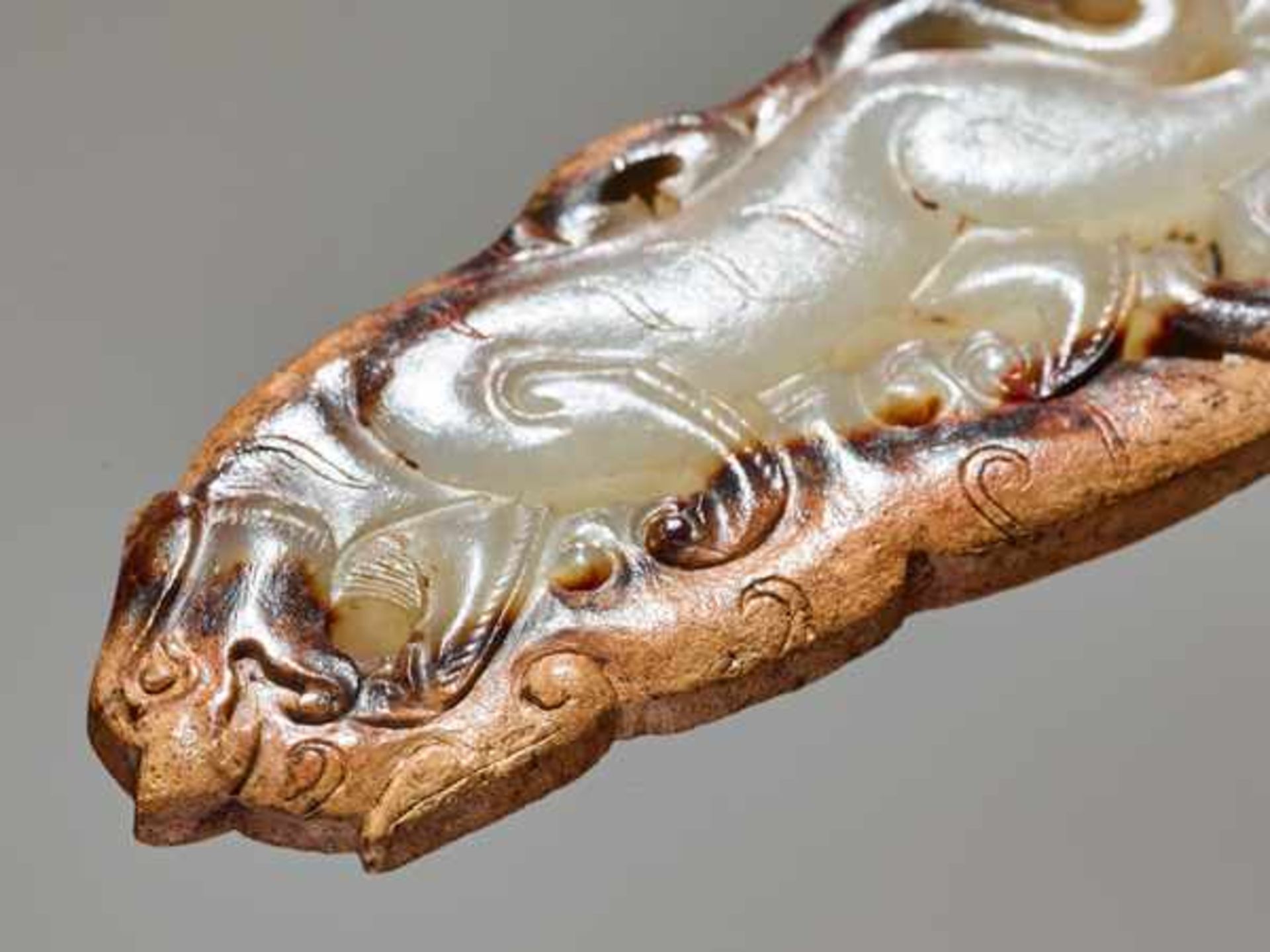 AN EXTRAORDINARY CROUCHING TIGER PENDANT IN SEMITRANSLUCENT WHITE JADE Jade, China. Western Han, 2nd - Image 5 of 8