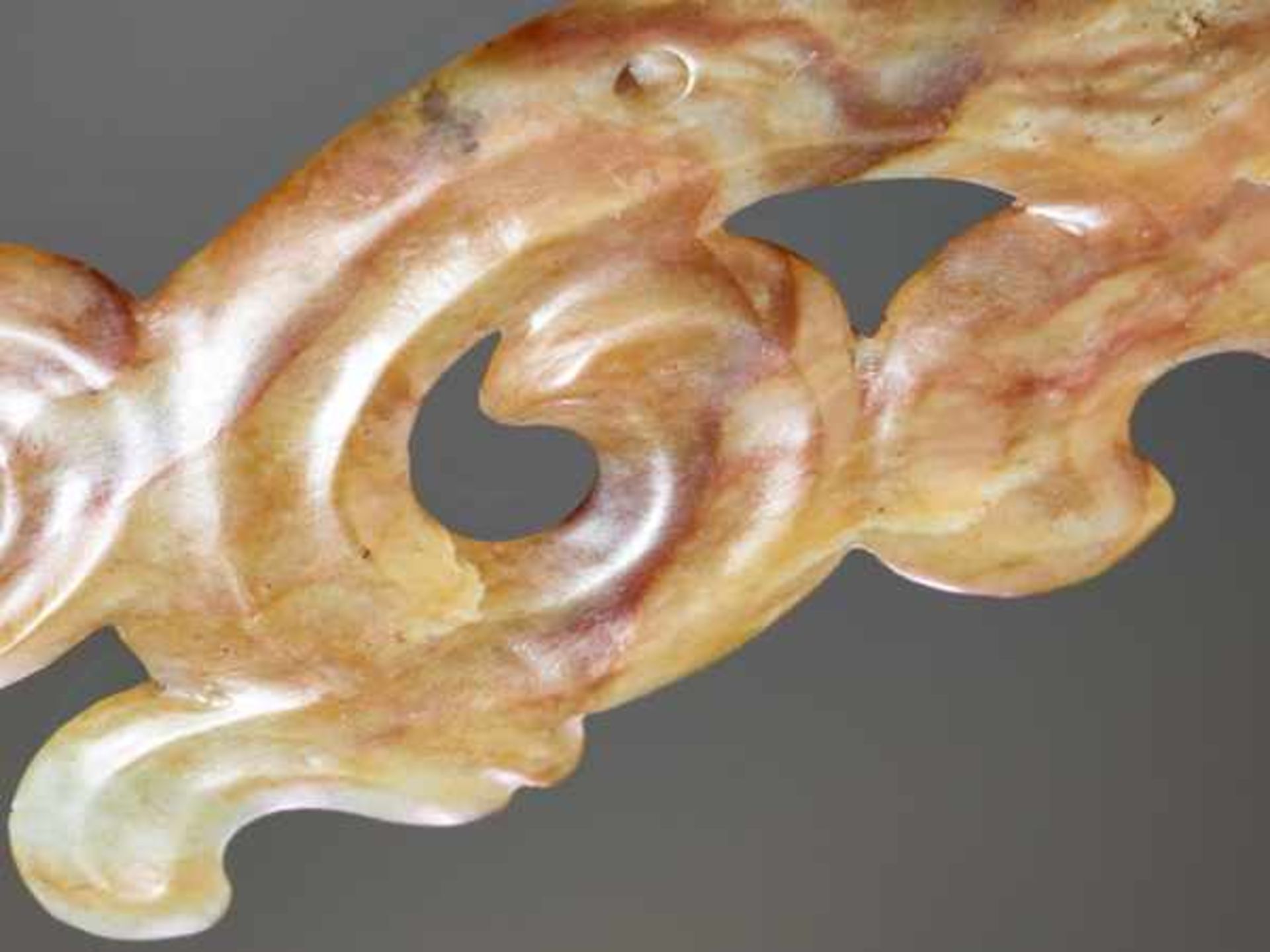 A SMOOTHLY POLISHED ABSTRACT-LOOKING PENDANT OF THE GOUYUN OR “HOOKED-CLOUD” TYPE Jade, China. - Image 4 of 7
