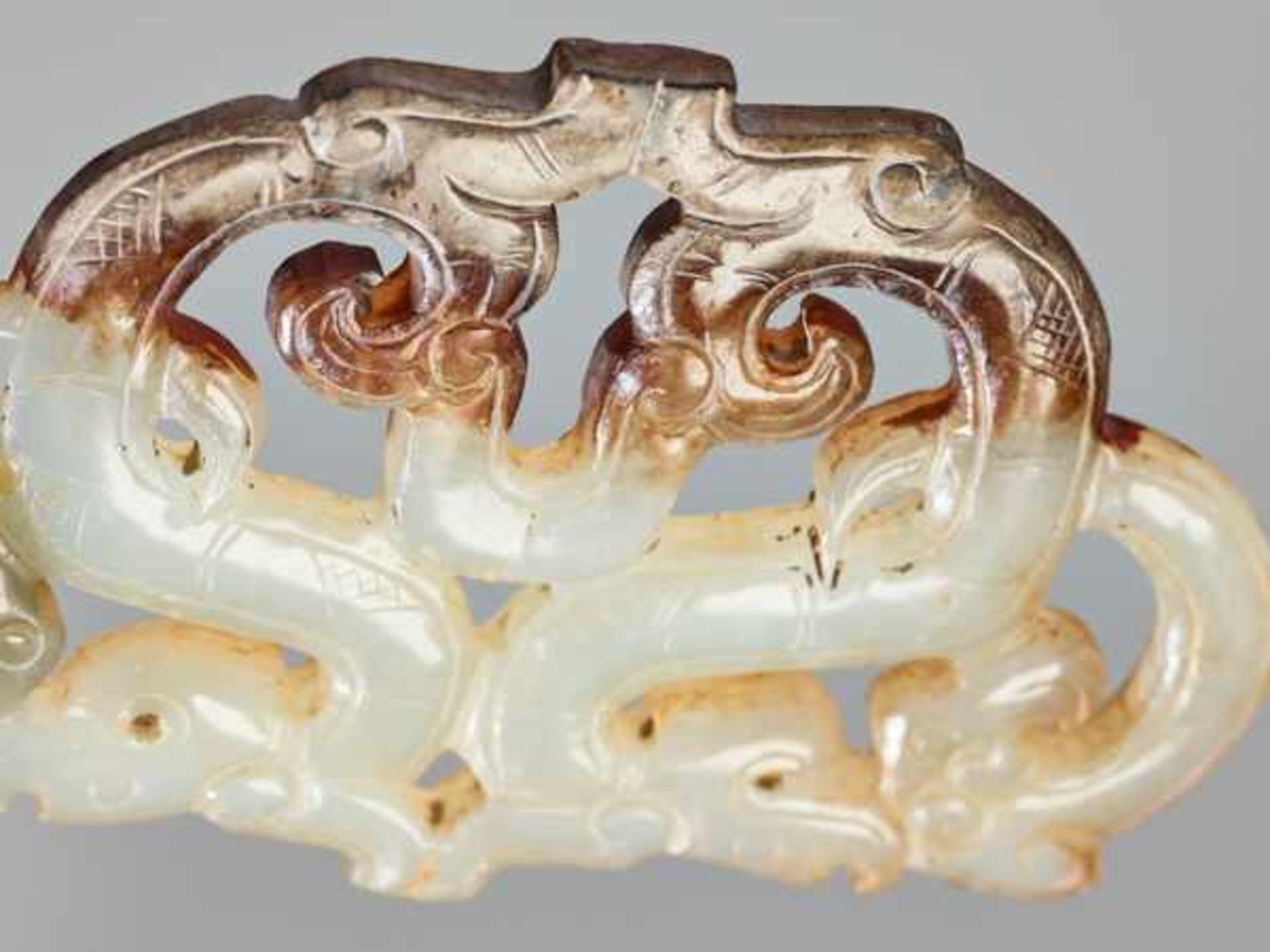 A GRACEFUL ORNAMENT IN OPENWORK WITH DRAGON AND PHOENIX MOTIF Jade, China. Eastern Zhou, Warring - Image 6 of 8