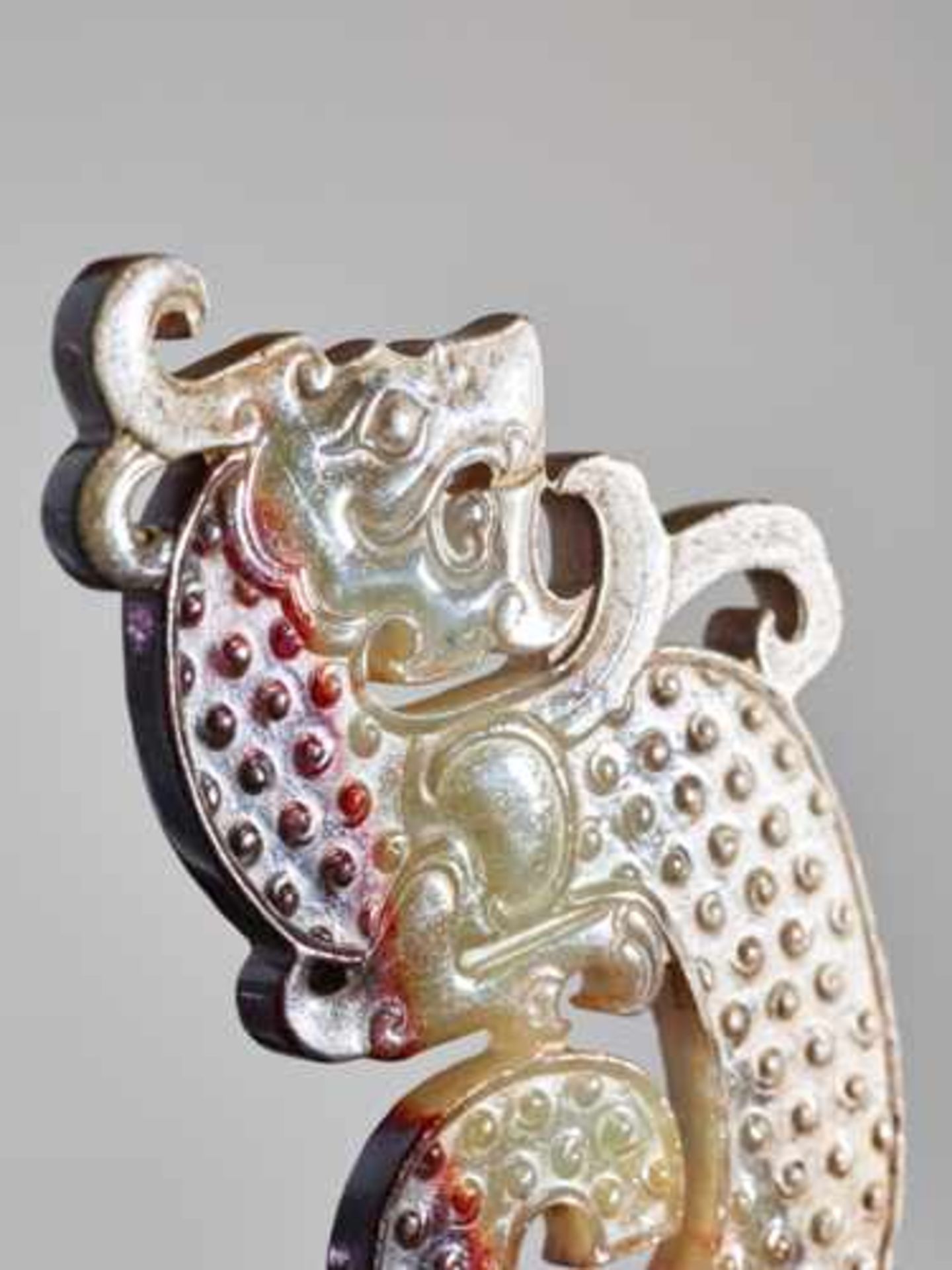 A STRIKING KUI S-SHAPED DRAGON IN WHITE JADE WITH A BROWN STRIPE Jade, China. Early Western Han - Image 6 of 7