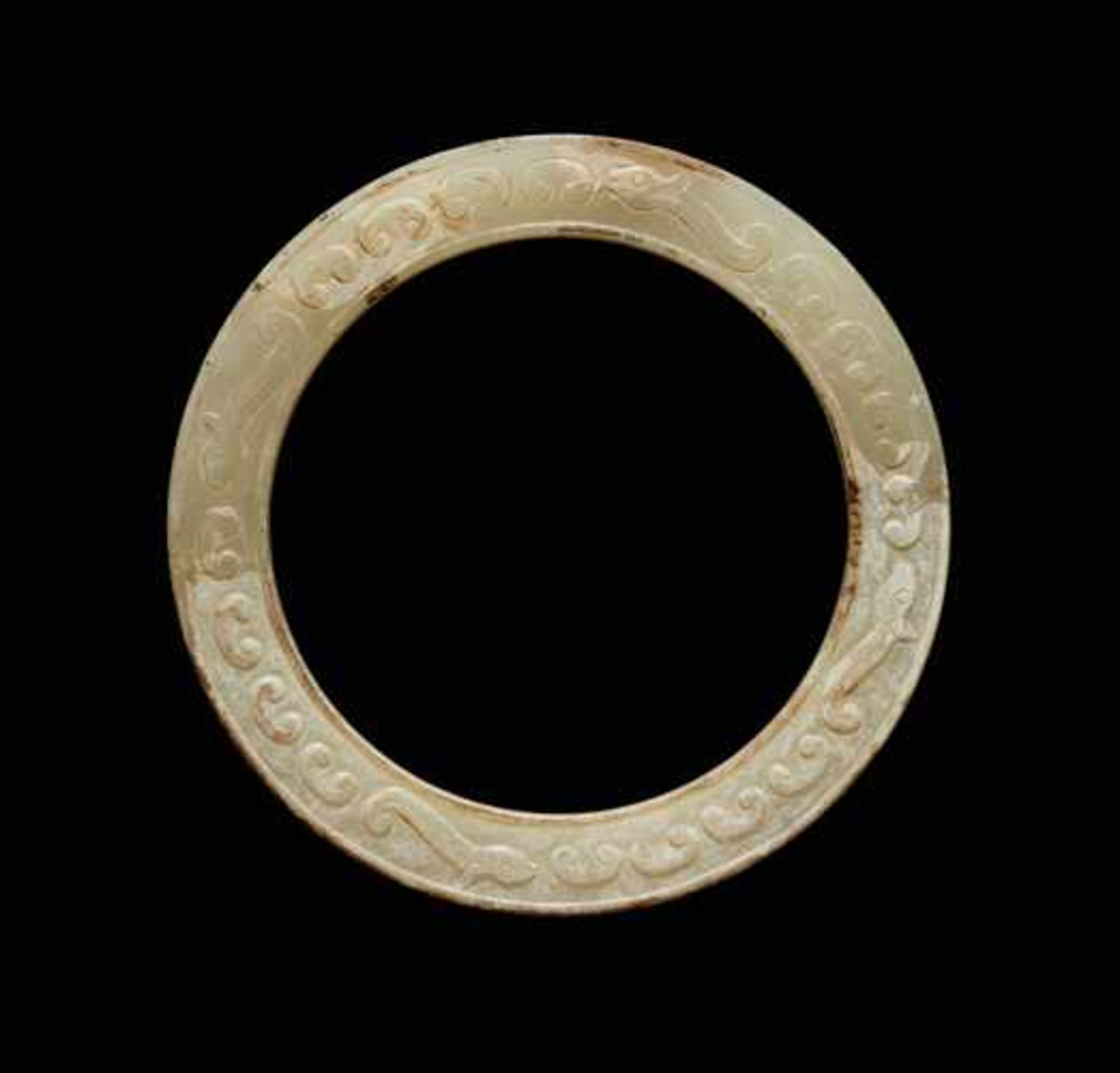 A BEAUTIFUL THIN RING DECORATED WITH DRAGONS AND CLOUD-SHAPED SCROLLS, JUANYUN Jade, China. - Image 2 of 6