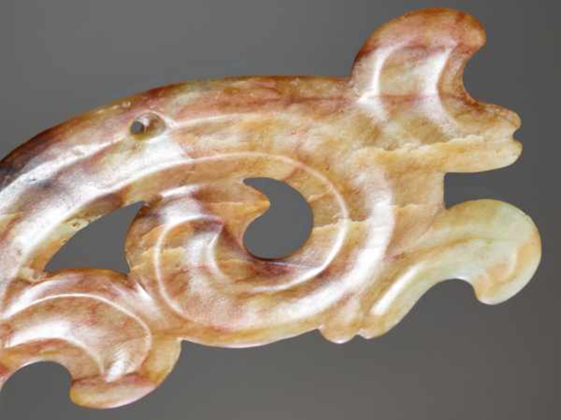 A SMOOTHLY POLISHED ABSTRACT-LOOKING PENDANT OF THE GOUYUN OR “HOOKED-CLOUD” TYPE Jade, China. - Image 3 of 7