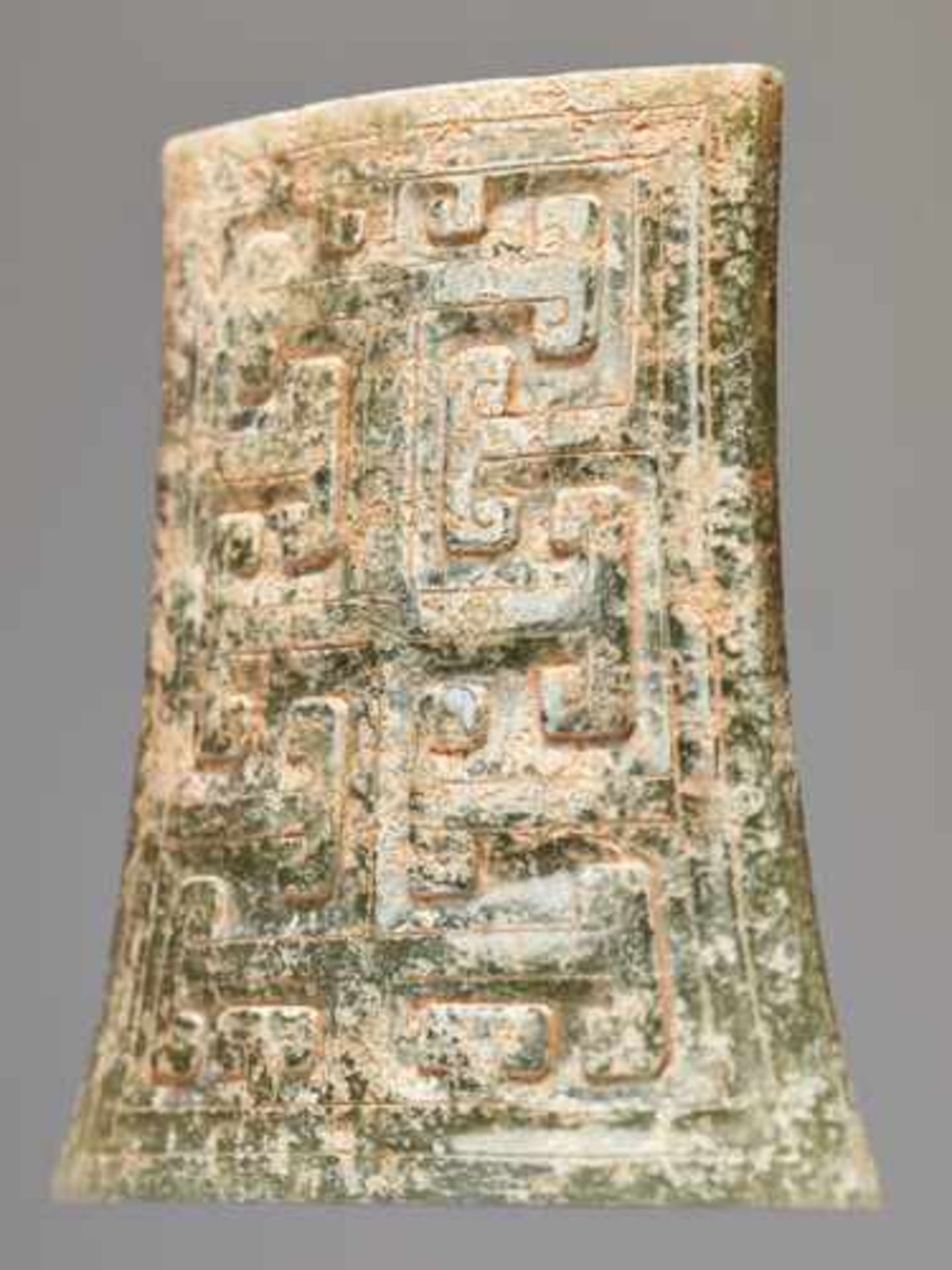 A STRIKING DARK GREEN JADE SCABBARD CHAPE WITH A GEOMETRIC DESIGN Jade, China. Western Han - Image 3 of 5