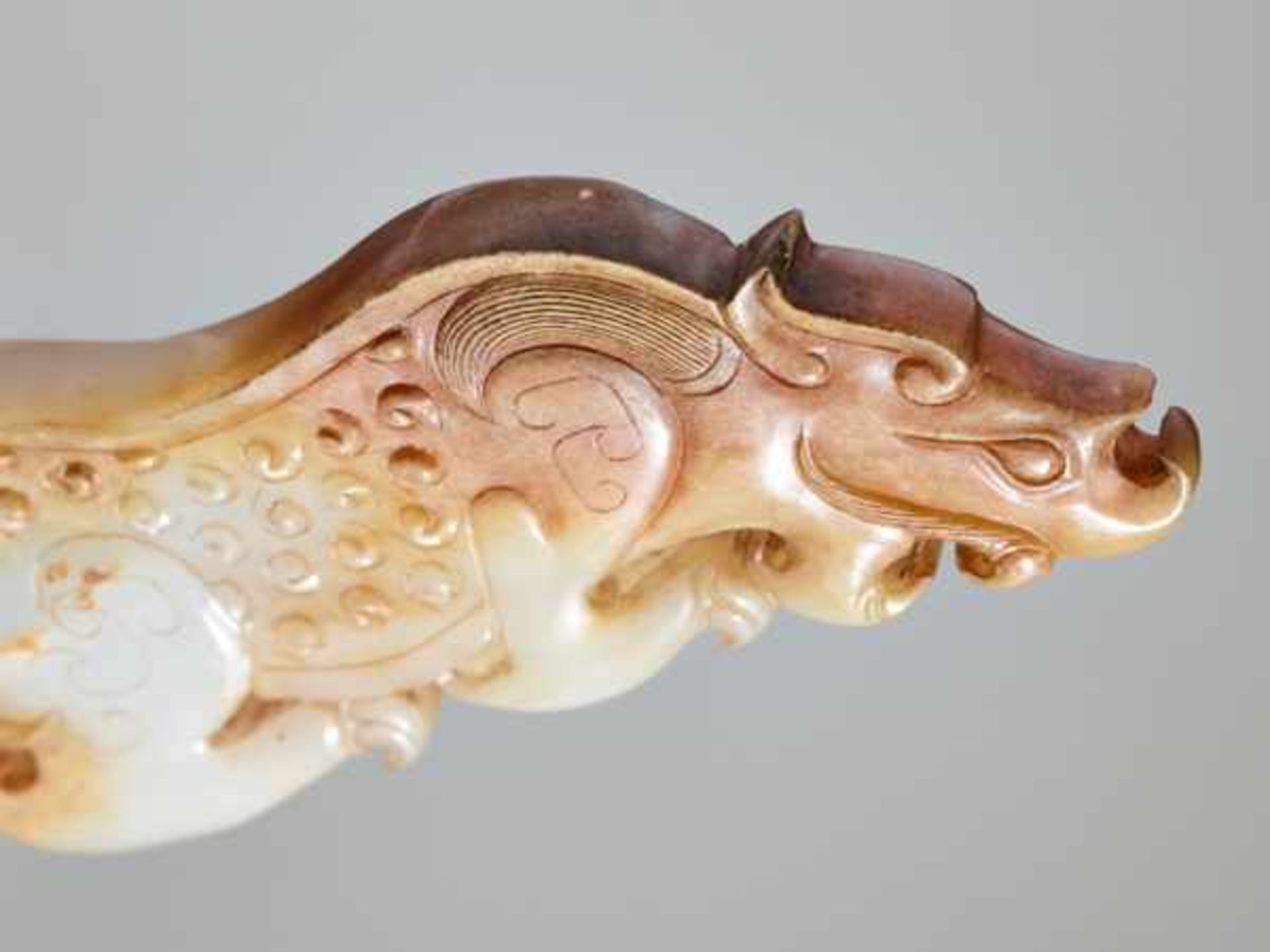 AN AMAZING CROUCHING TIGER IN WHITE JADE Jade, China. Western Han, 3rd - 2nd century BC 虎形玉飾 - 西漢, - Image 5 of 8