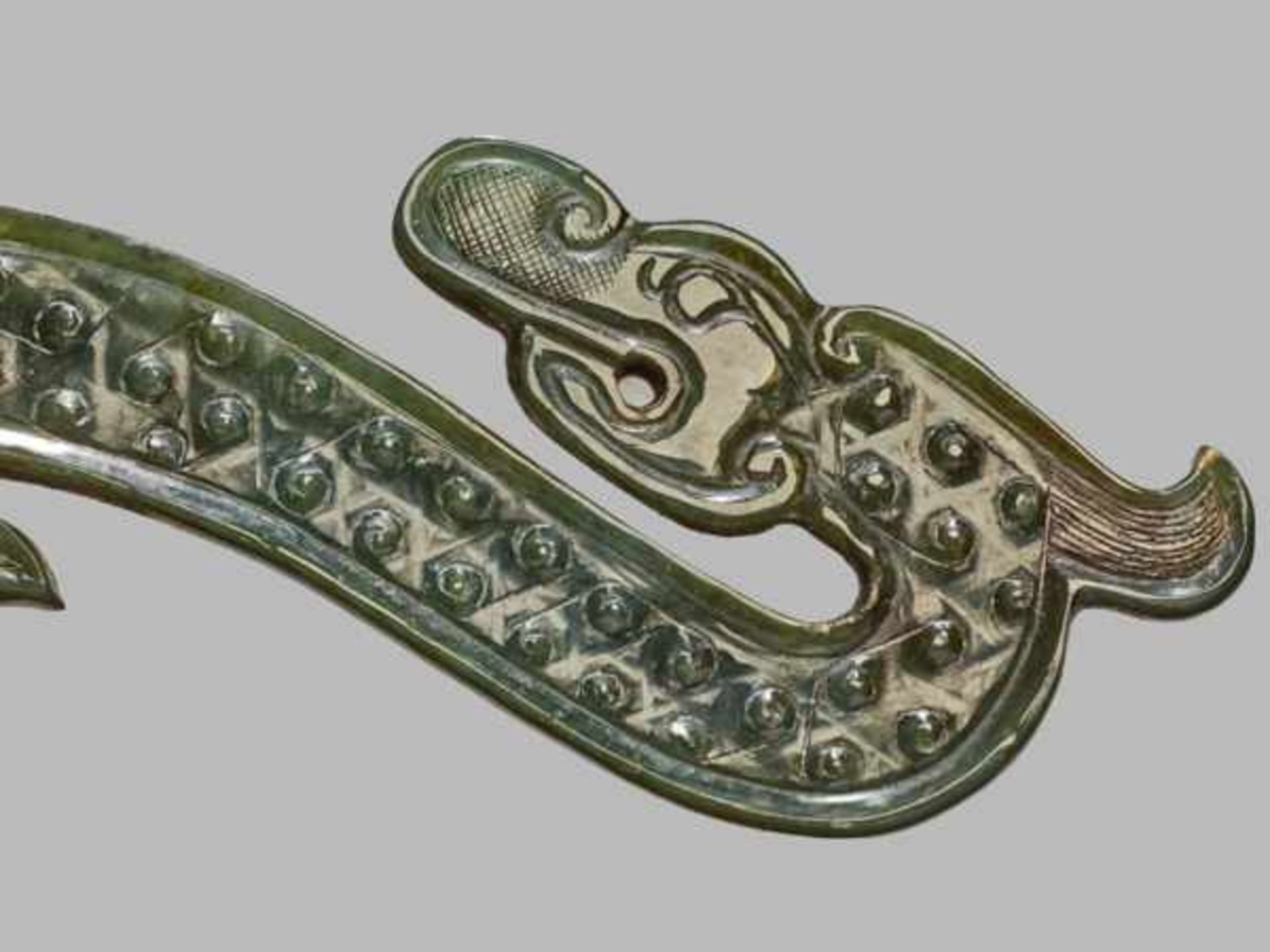 AN EXTREMELY RARE SPINACH GREEN JADE ARCHED DRAGON Jade, China. Eastern Zhou, Warring States period, - Image 3 of 6