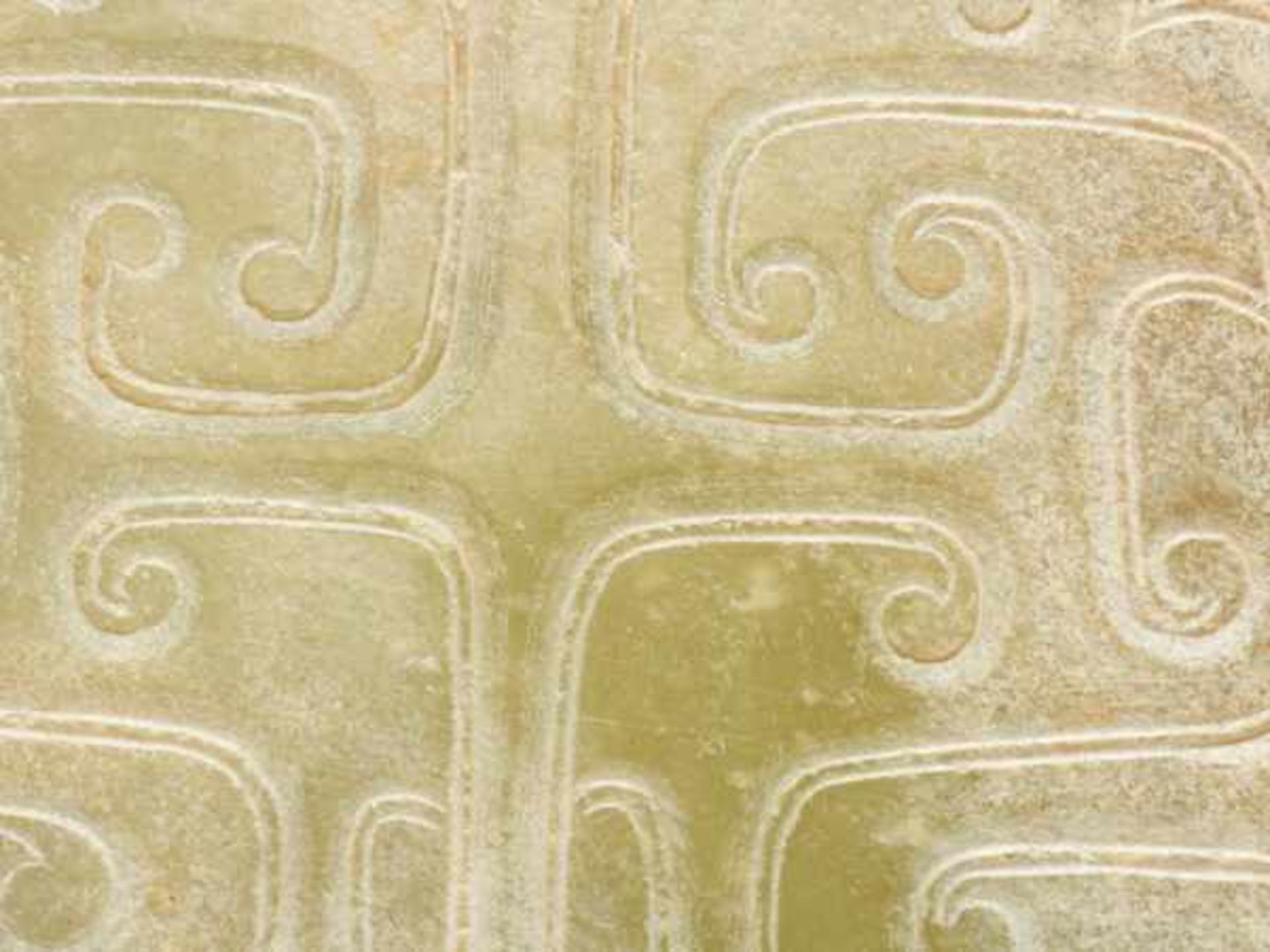 A RARE TRAPEZOIDAL ORNAMENTAL PLAQUE (TIXINGPAI) DECORATED WITH ELEGANT SCROLLS Jade, China. Late - Image 3 of 5