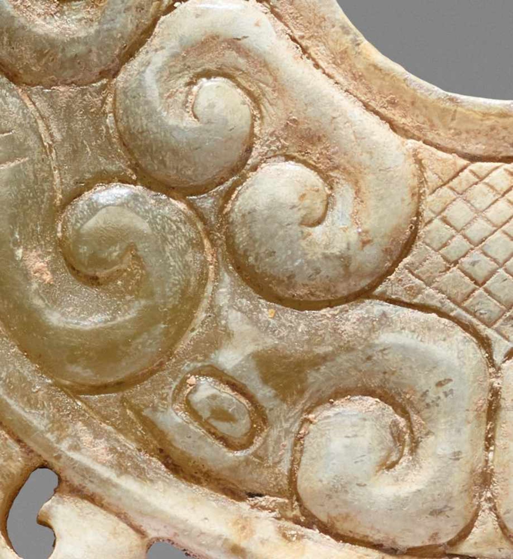 AN ATTRACTIVE SMALL DISC ORNAMENT EMBELLISHED WITH OPENWORK PHOENIXES ON TOP Jade, China. Eastern - Image 6 of 6