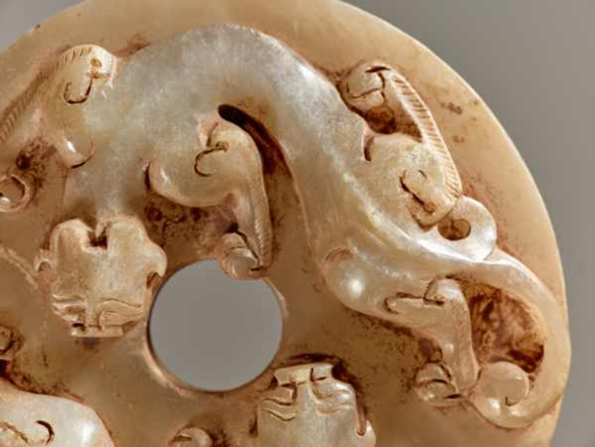 AN IMPRESSIVE WHITE JADE SWORD POMMEL WITH TWO DRAGONS CARVED IN RELIEF Jade, China. Western Han, - Image 5 of 9