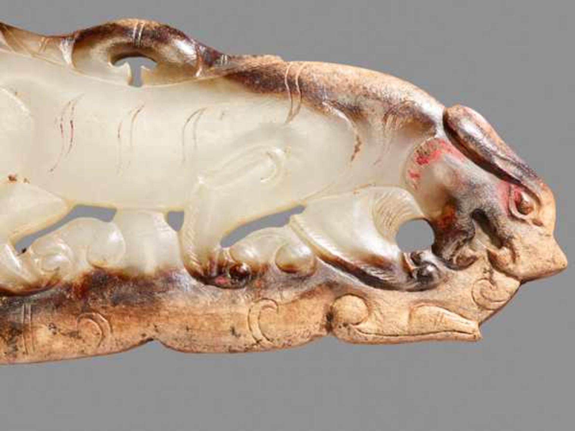 AN EXTRAORDINARY CROUCHING TIGER PENDANT IN SEMITRANSLUCENT WHITE JADE Jade, China. Western Han, 2nd - Image 3 of 8