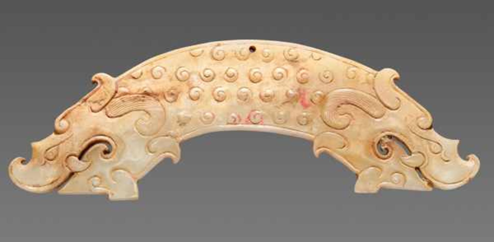 A POWERFUL HUANG ARCHED PENDANT WITH FINELY DETAILED DRAGON HEADS AND A PATTERN OF RAISED CURLS - Image 2 of 8