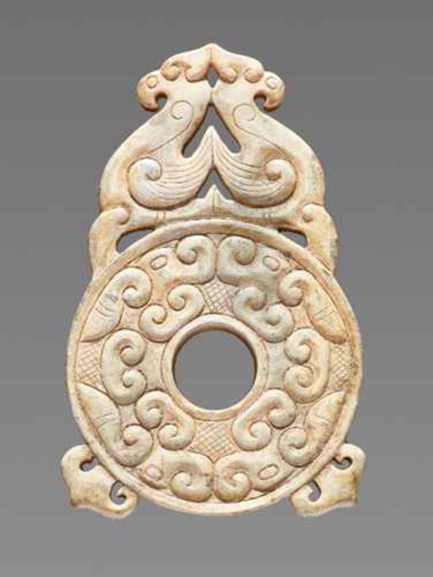 AN ATTRACTIVE SMALL DISC ORNAMENT EMBELLISHED WITH OPENWORK PHOENIXES ON TOP Jade, China. Eastern - Image 2 of 6
