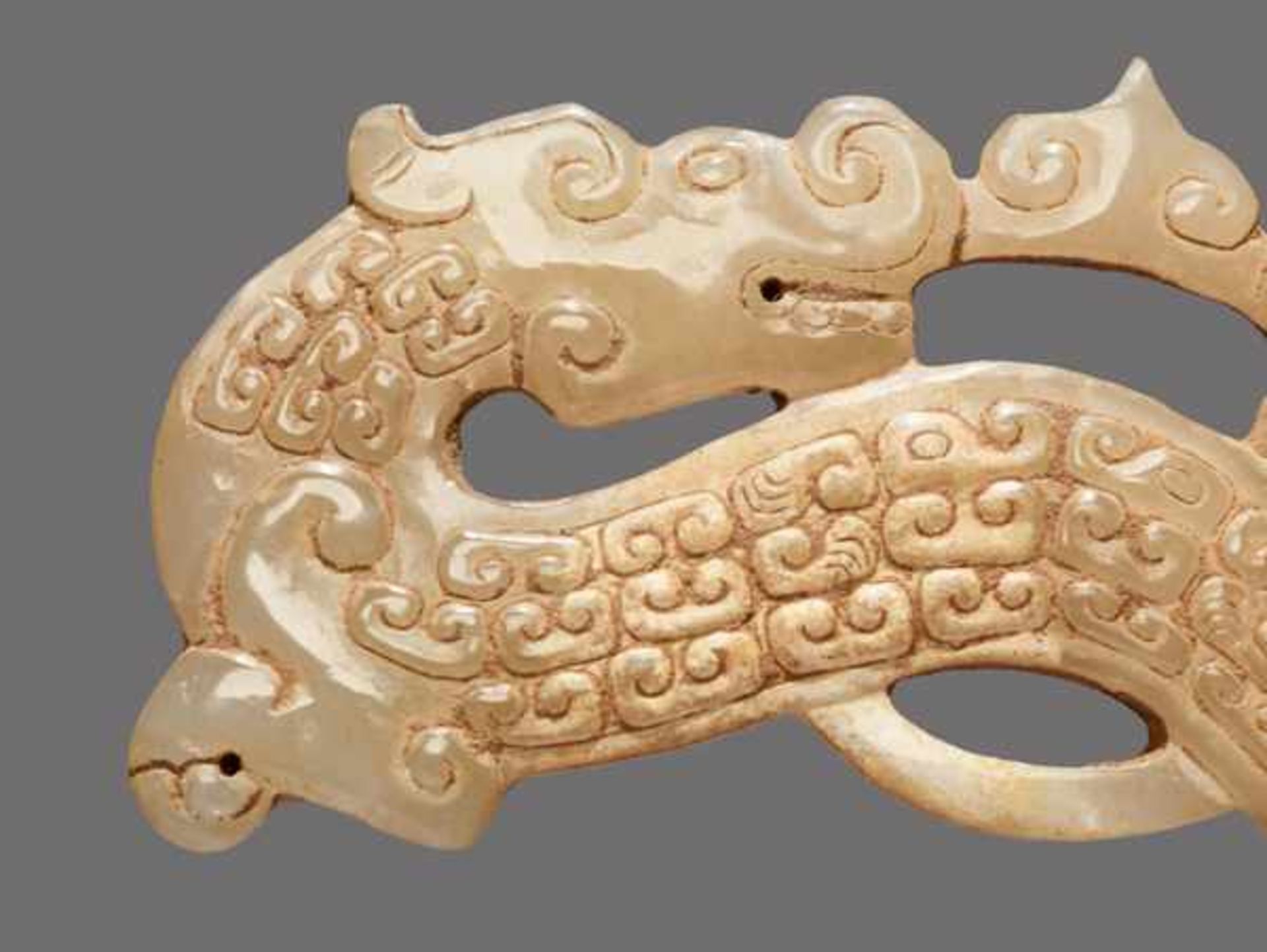 AN UNUSUAL ARCHED DRAGON-SHAPED ORNAMENT IN OPENWORK WITH A FINE POLISH Jade, China. Eastern Zhou, - Image 3 of 7