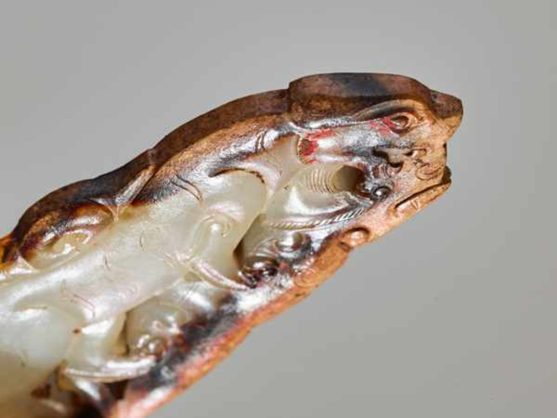 AN EXTRAORDINARY CROUCHING TIGER PENDANT IN SEMITRANSLUCENT WHITE JADE Jade, China. Western Han, 2nd - Image 6 of 8