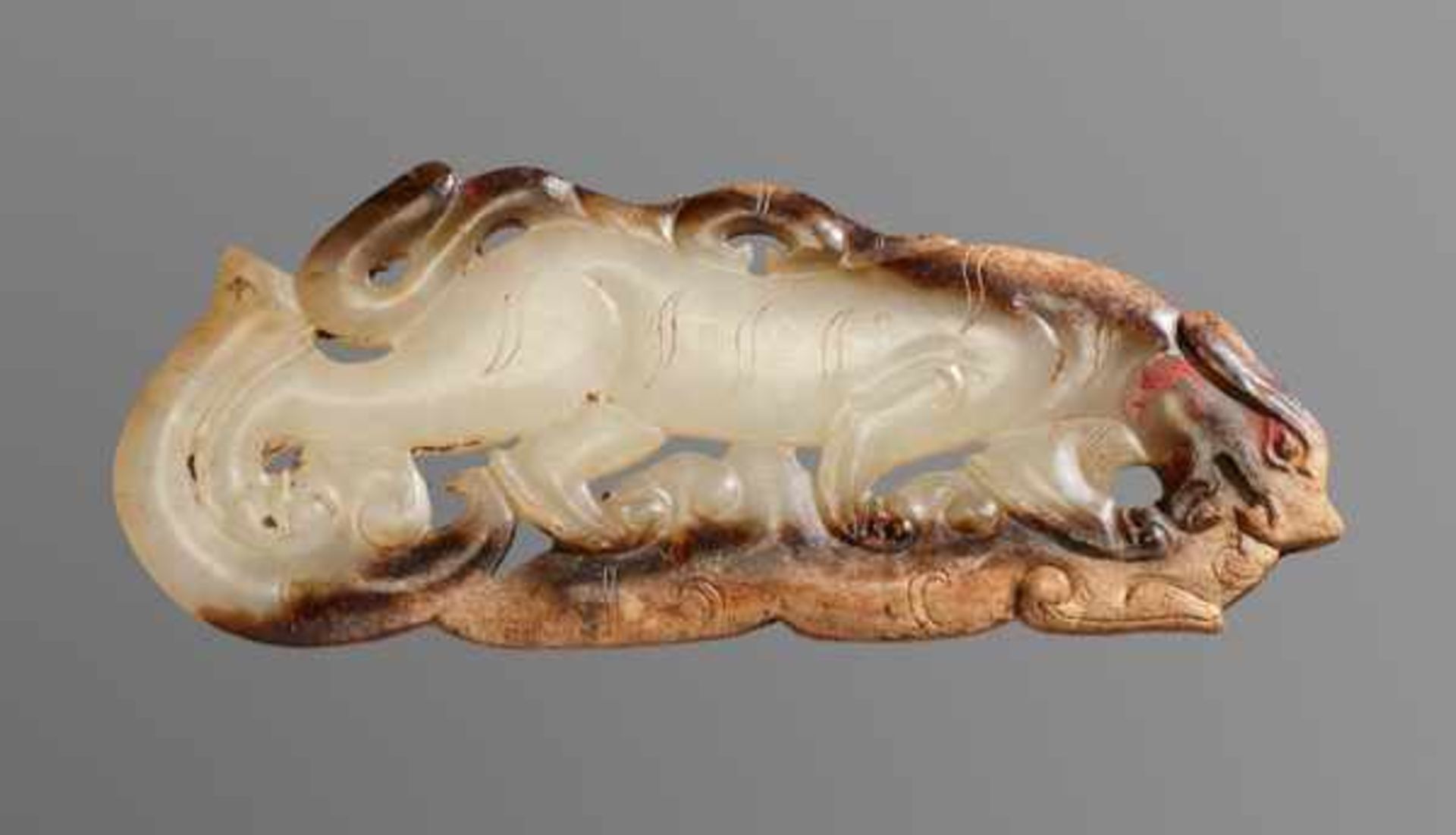 AN EXTRAORDINARY CROUCHING TIGER PENDANT IN SEMITRANSLUCENT WHITE JADE Jade, China. Western Han, 2nd - Image 2 of 8