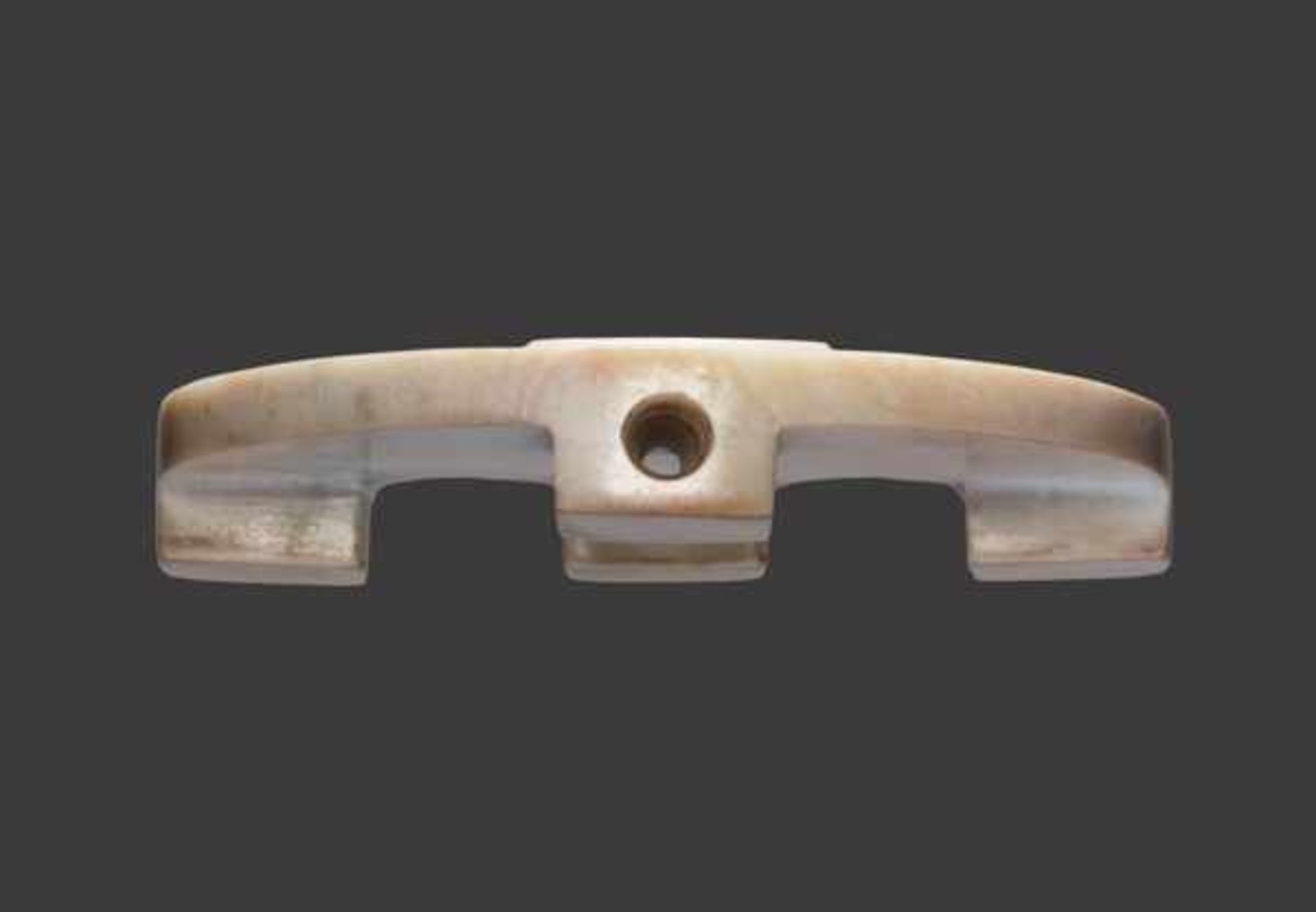 A RARE THREE-PRONGED ORNAMENT WITH ANIMAL MASK MOTIF Jade, China. Late Neolithic period, Liangzhu - Image 3 of 8